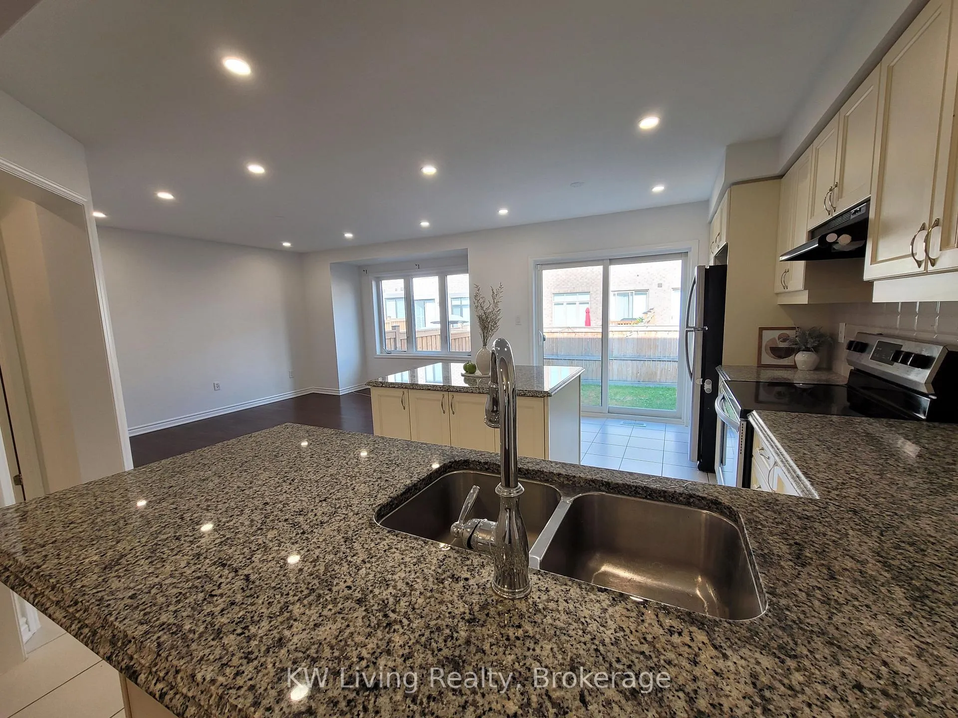 Photo 5 of 116 Coho Drive, Whitby, Lynde Creek — HOMEH