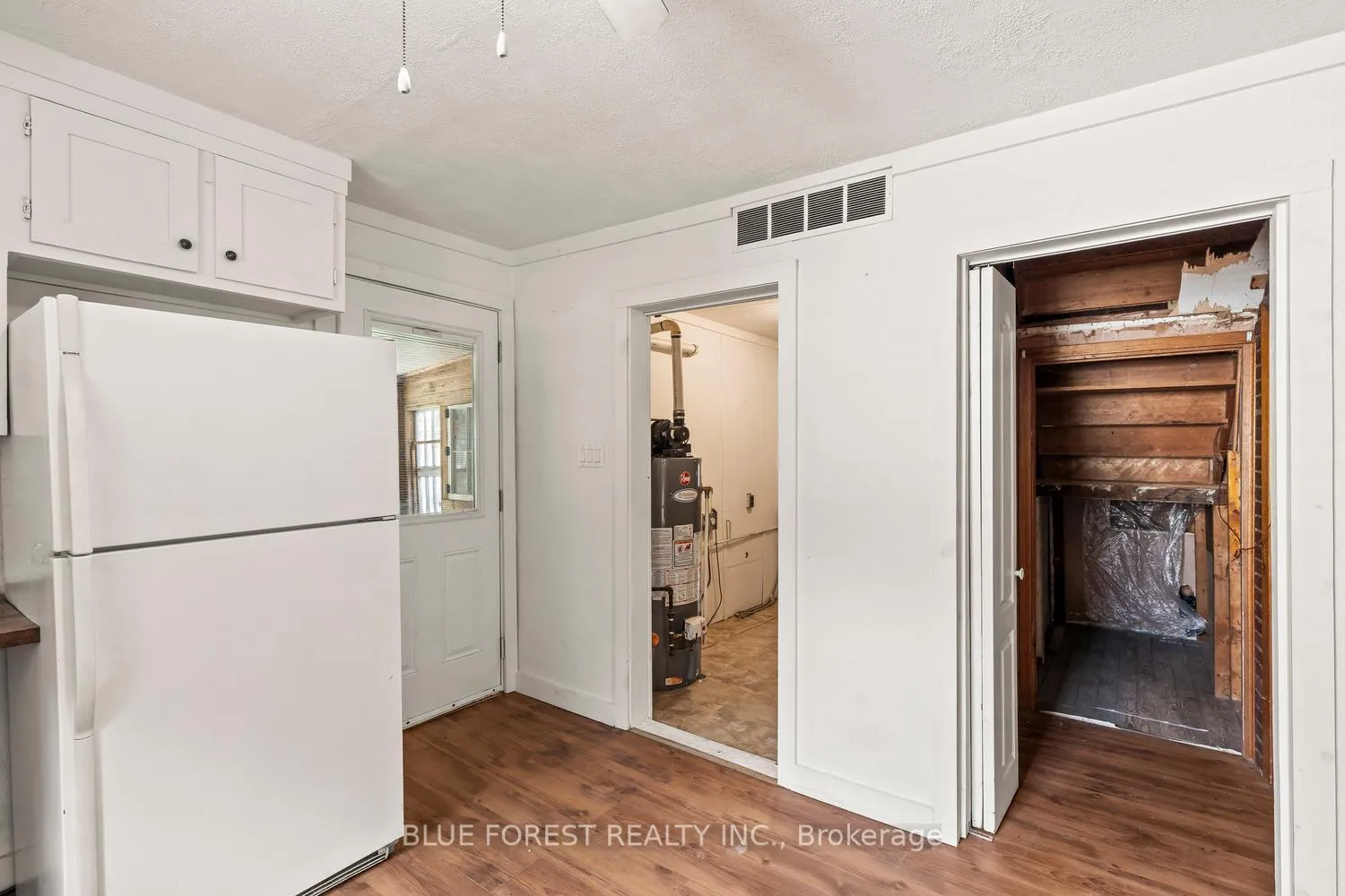 Photo 11 of 10 Henry Street, St. Thomas — HOMEH