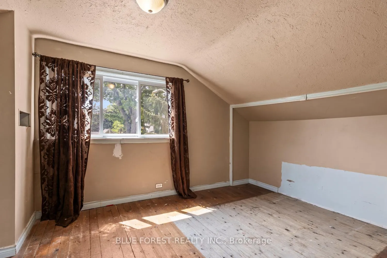 Photo 19 of 10 Henry Street, St. Thomas — HOMEH