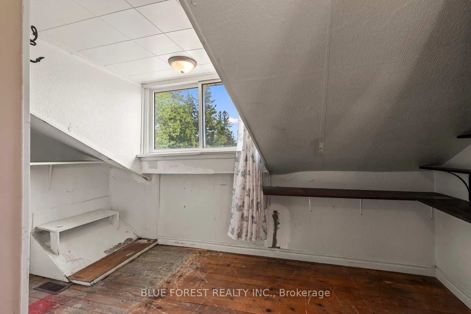 Photo 21 of 10 Henry Street, St. Thomas — HOMEH