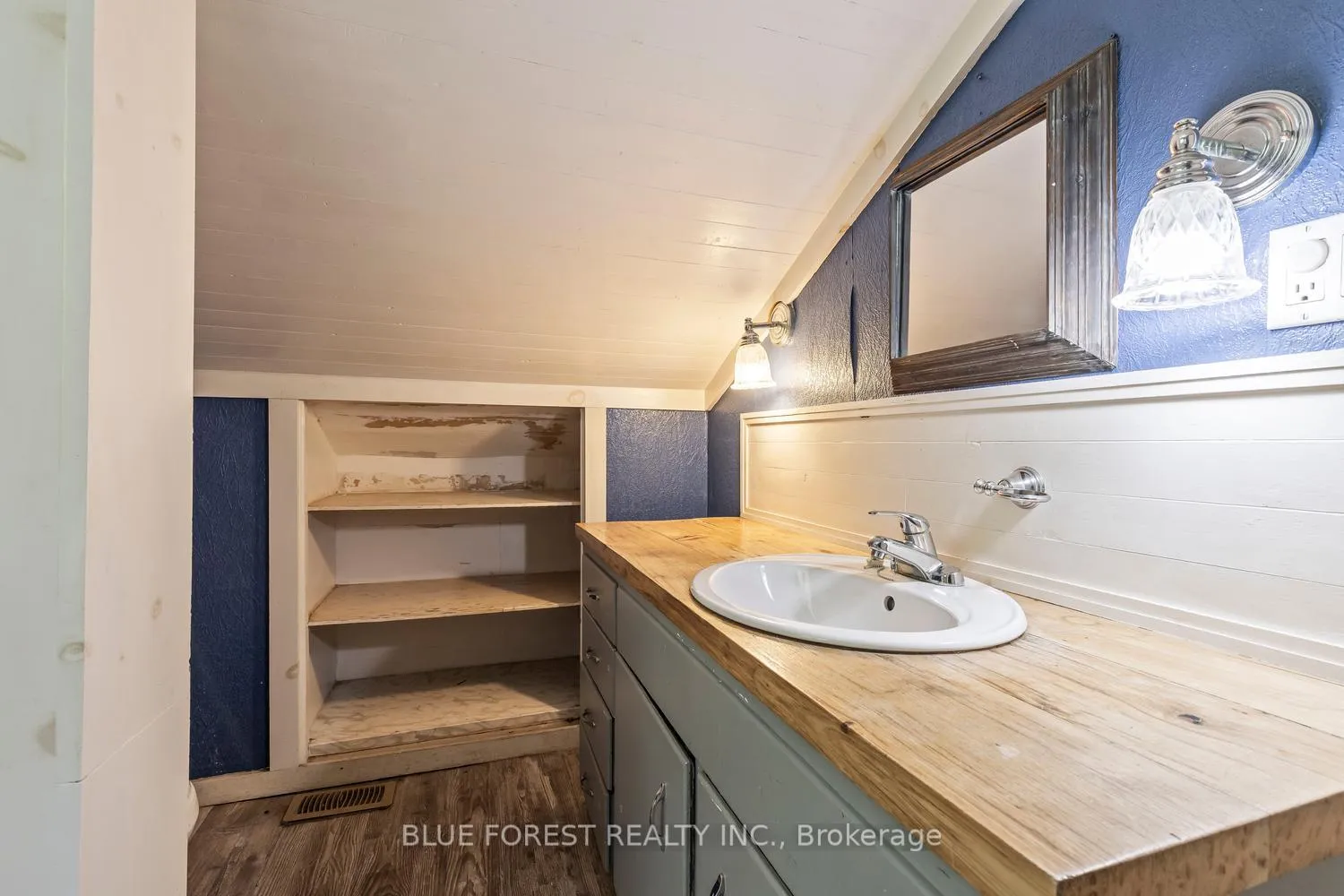 Photo 26 of 10 Henry Street, St. Thomas — HOMEH