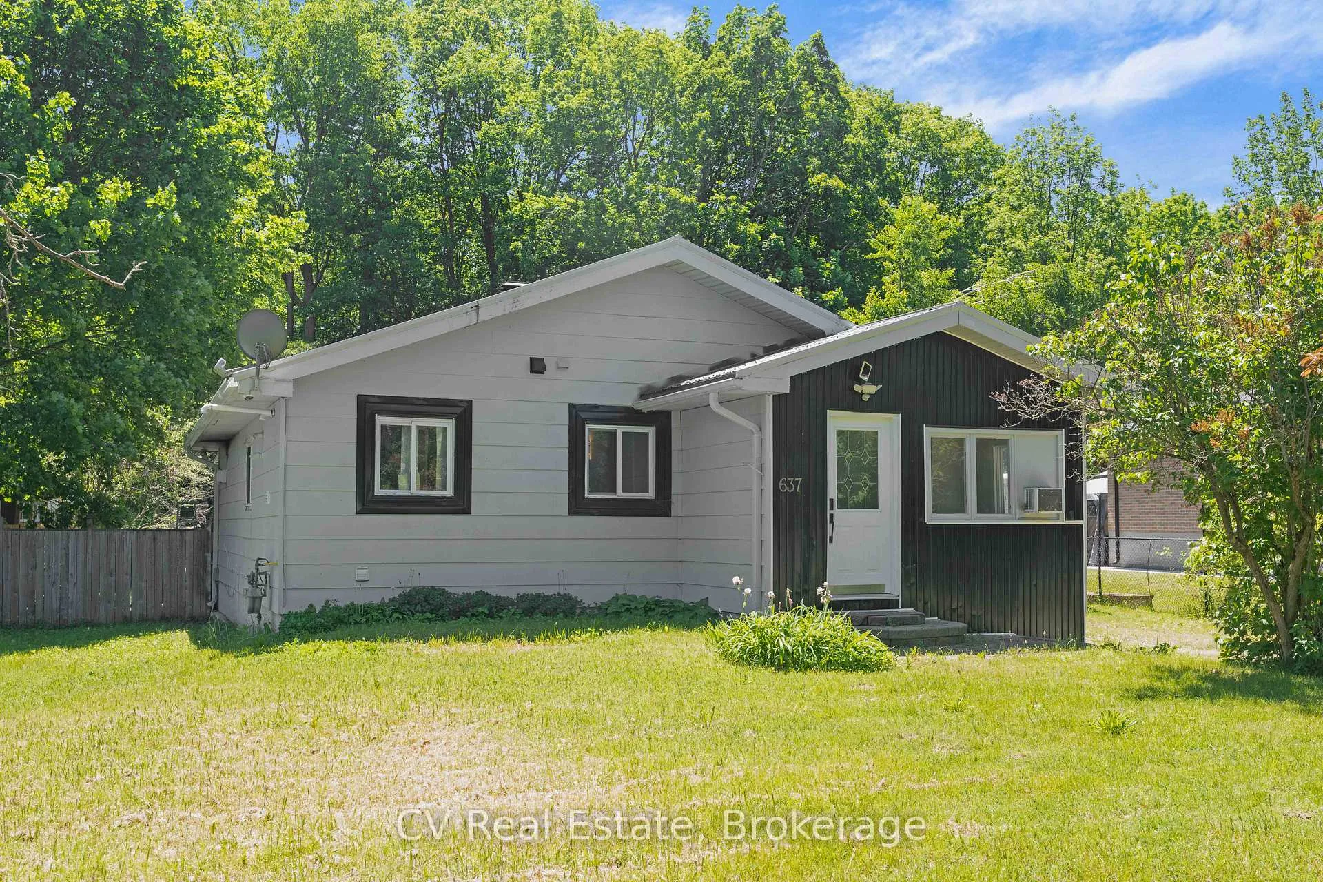 Front of 637 Pinegrove Avenue