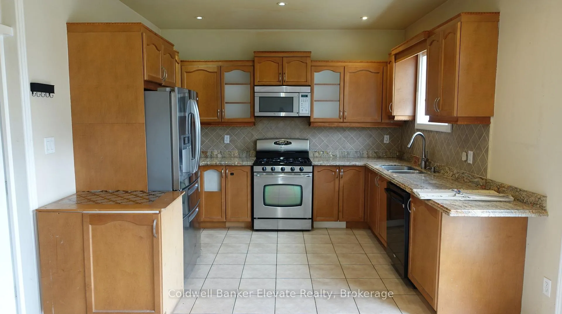 Photo 4 of 20 Goldnugget Road, Brampton, Bram West — HOMEH