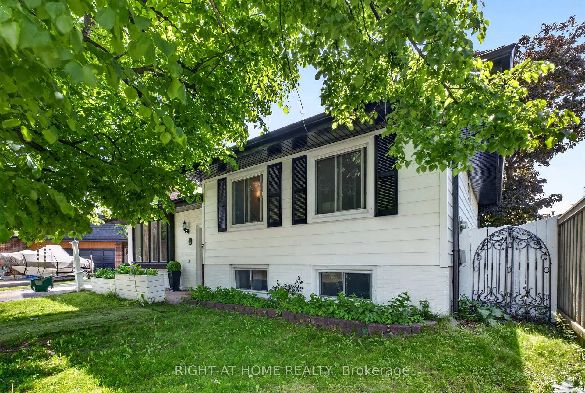 Photo 2 of 20 Cardiff Court, Whitby, Lynde Creek — HOMEH