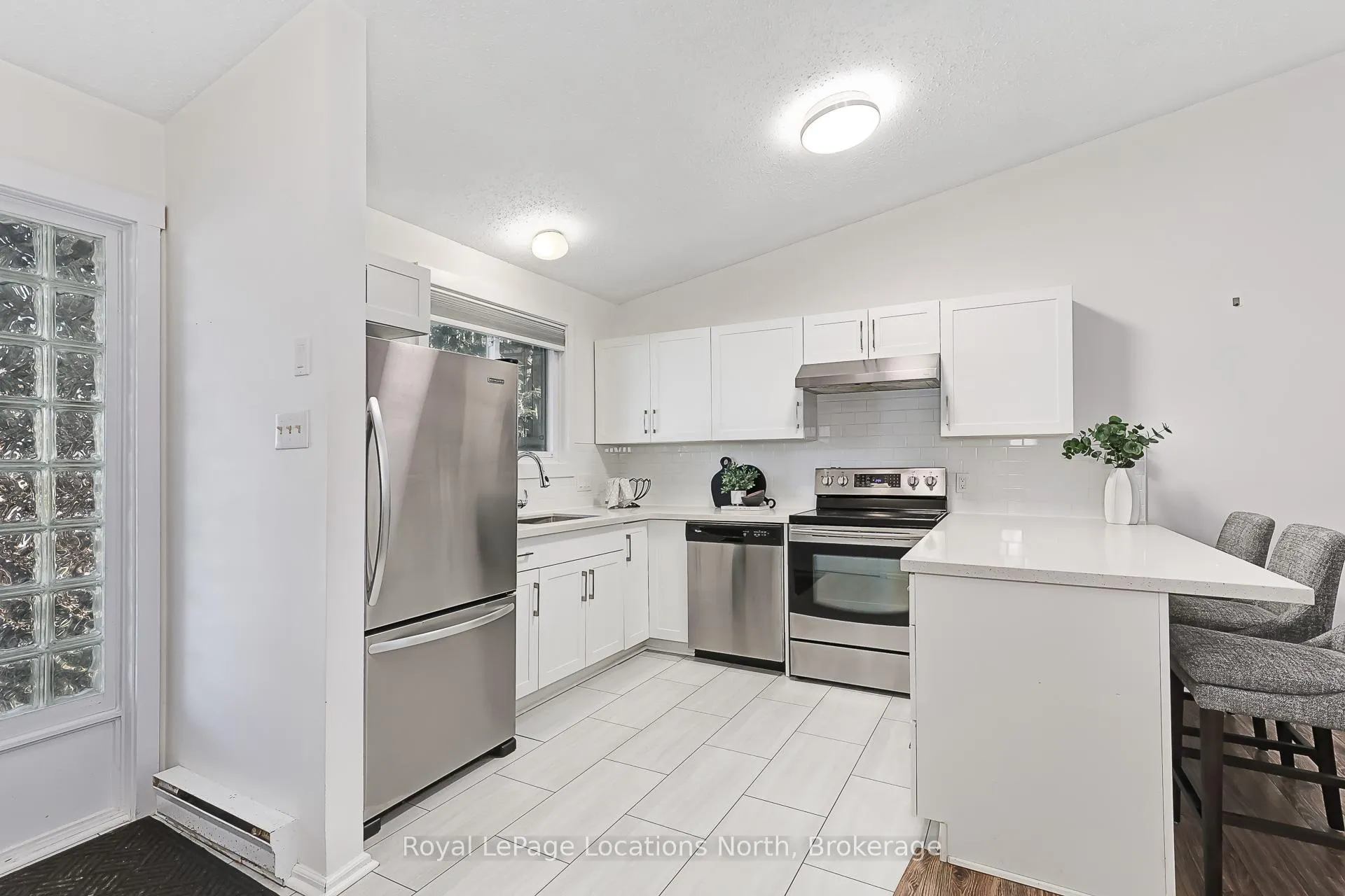 Photo 2 of 5 Dawson Drive, Collingwood — HOMEH