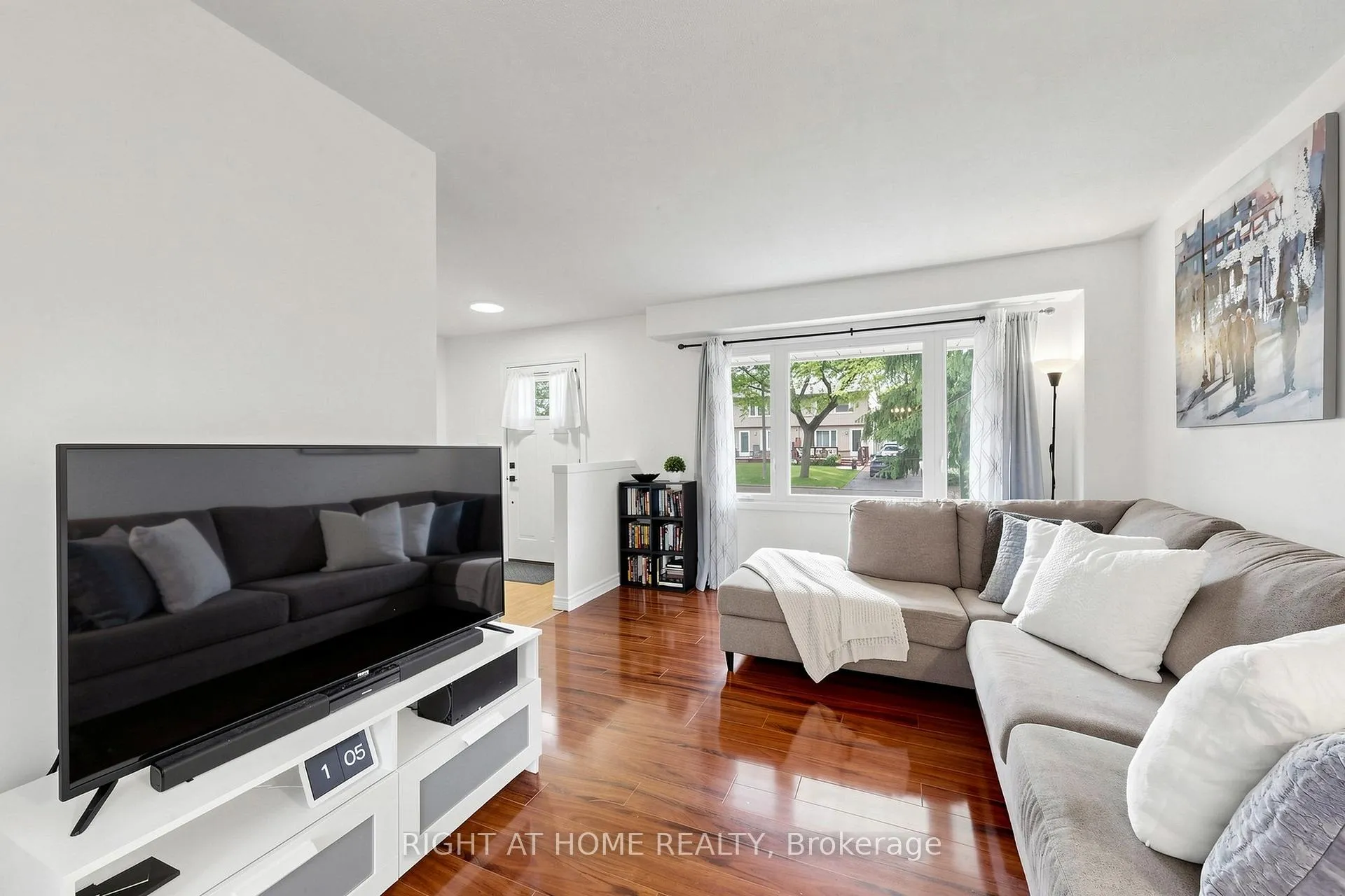 Photo 7 of 310 Shamrock Court, Oshawa, Vanier — HOMEH