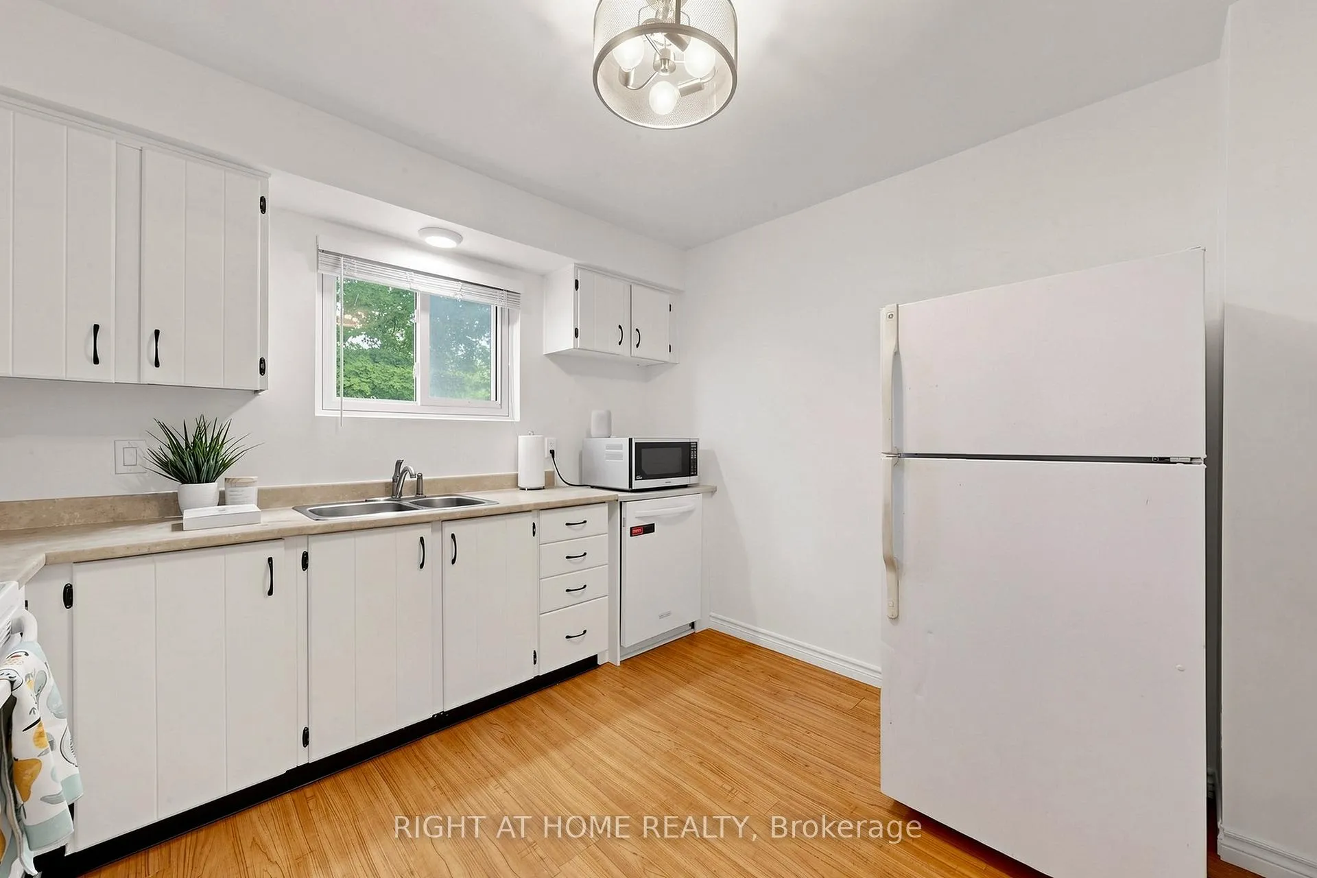 Photo 12 of 310 Shamrock Court, Oshawa, Vanier — HOMEH