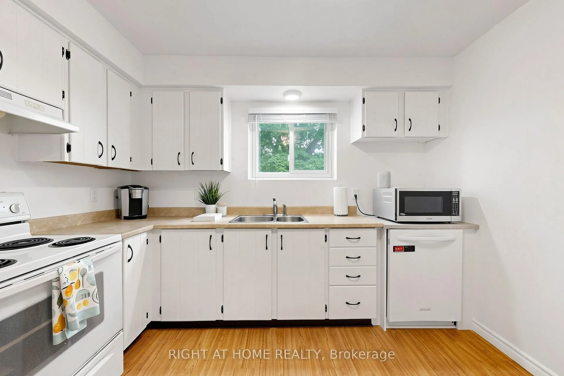 Photo 13 of 310 Shamrock Court, Oshawa, Vanier — HOMEH