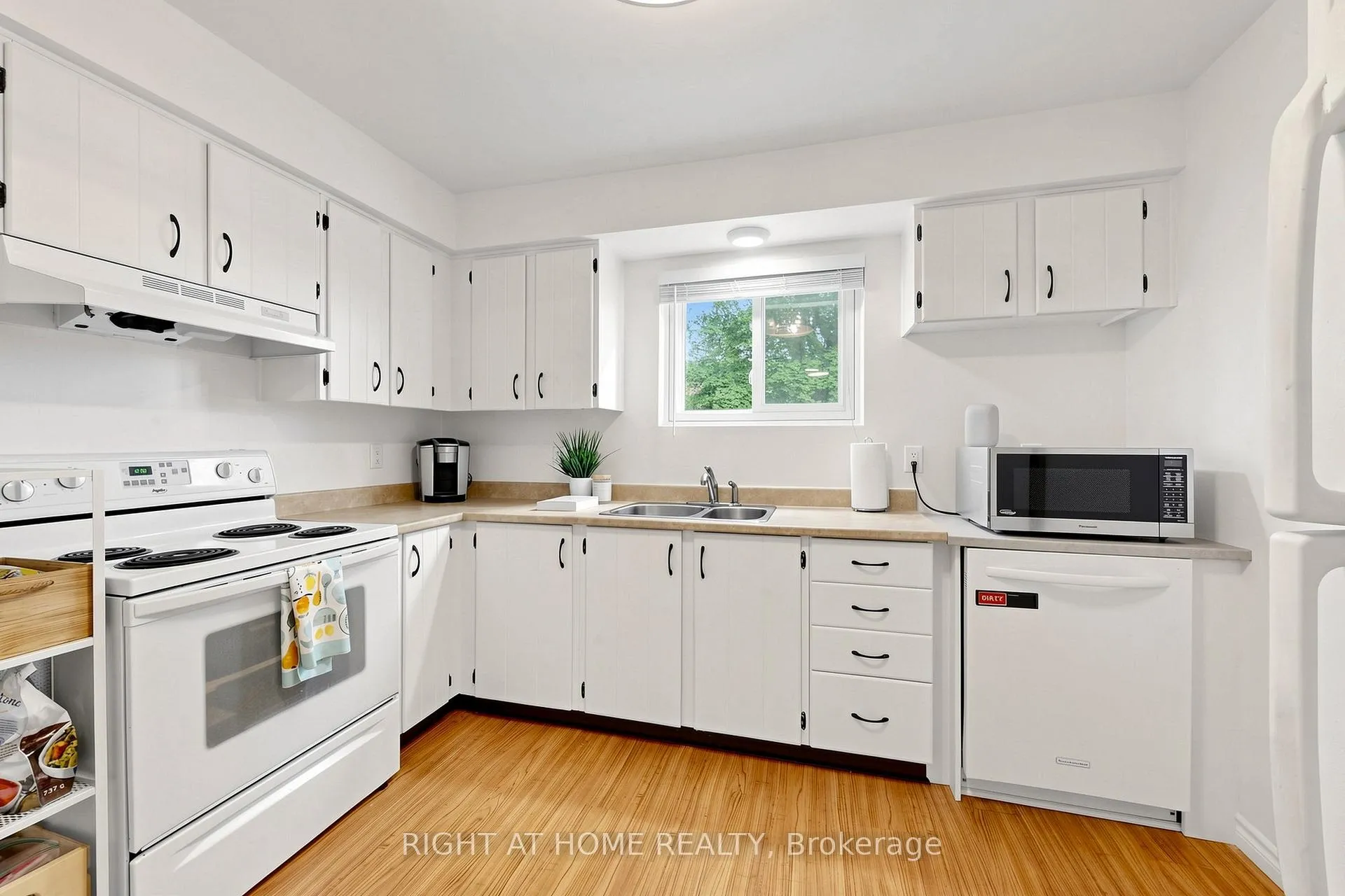Photo 14 of 310 Shamrock Court, Oshawa, Vanier — HOMEH