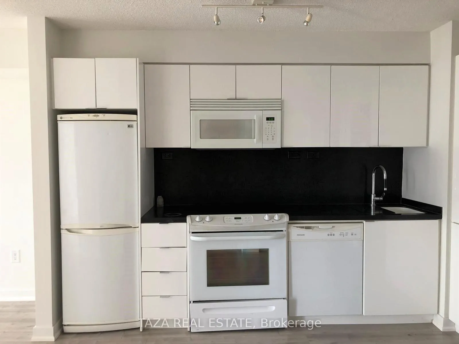 Photo 4 of Unit 2705, 15 Iceboat Terrace, Toronto, Waterfront Communities — HOMEH