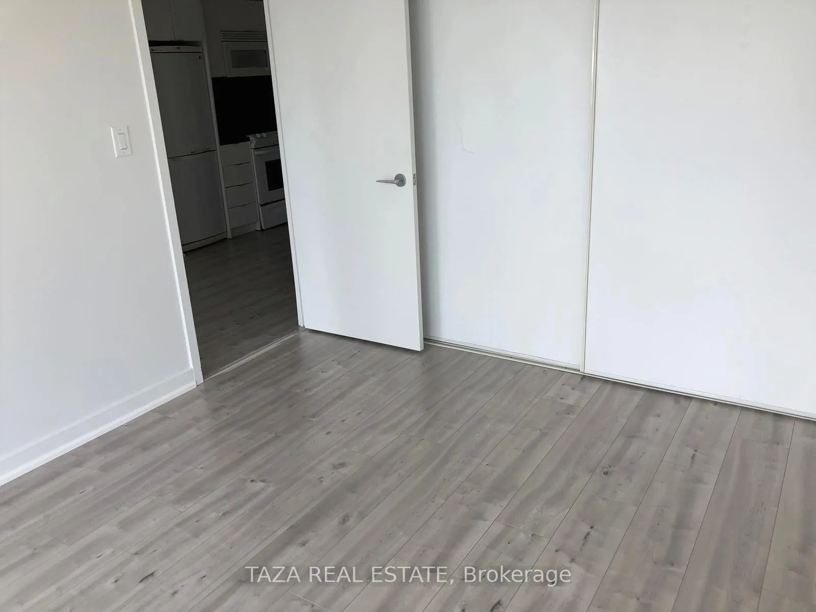 Photo 6 of Unit 2705, 15 Iceboat Terrace, Toronto, Waterfront Communities — HOMEH
