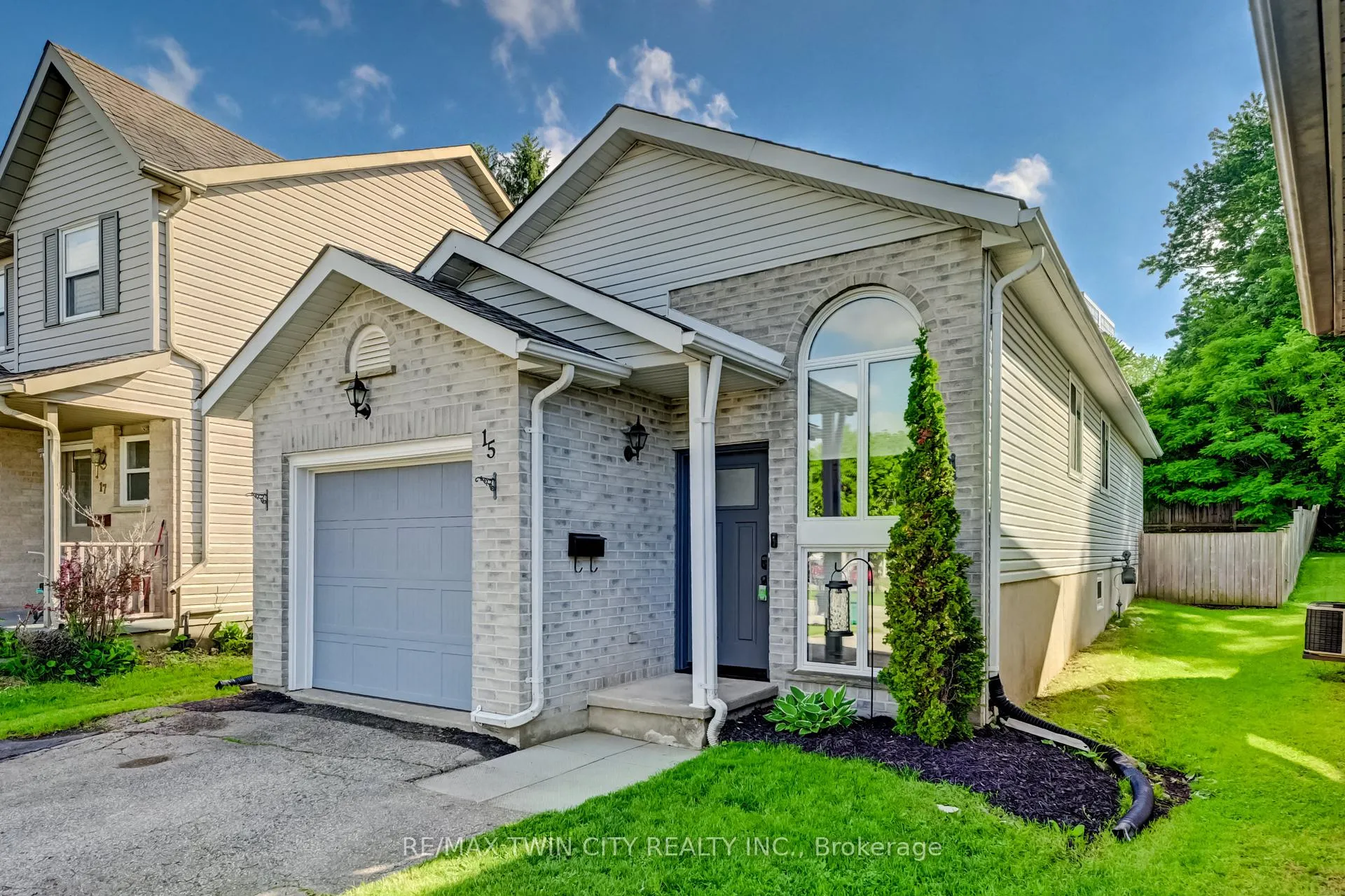 Photo 2 of 15 Michelle Court, Waterloo — HOMEH