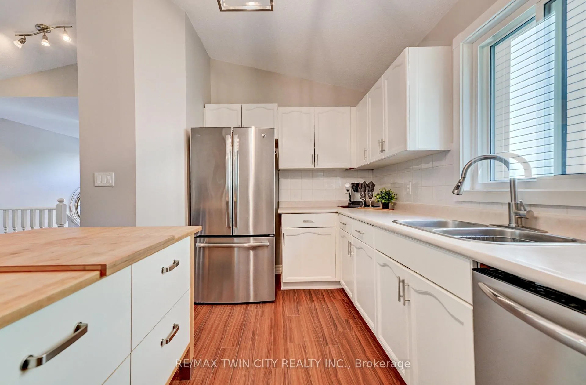 Photo 11 of 15 Michelle Court, Waterloo — HOMEH