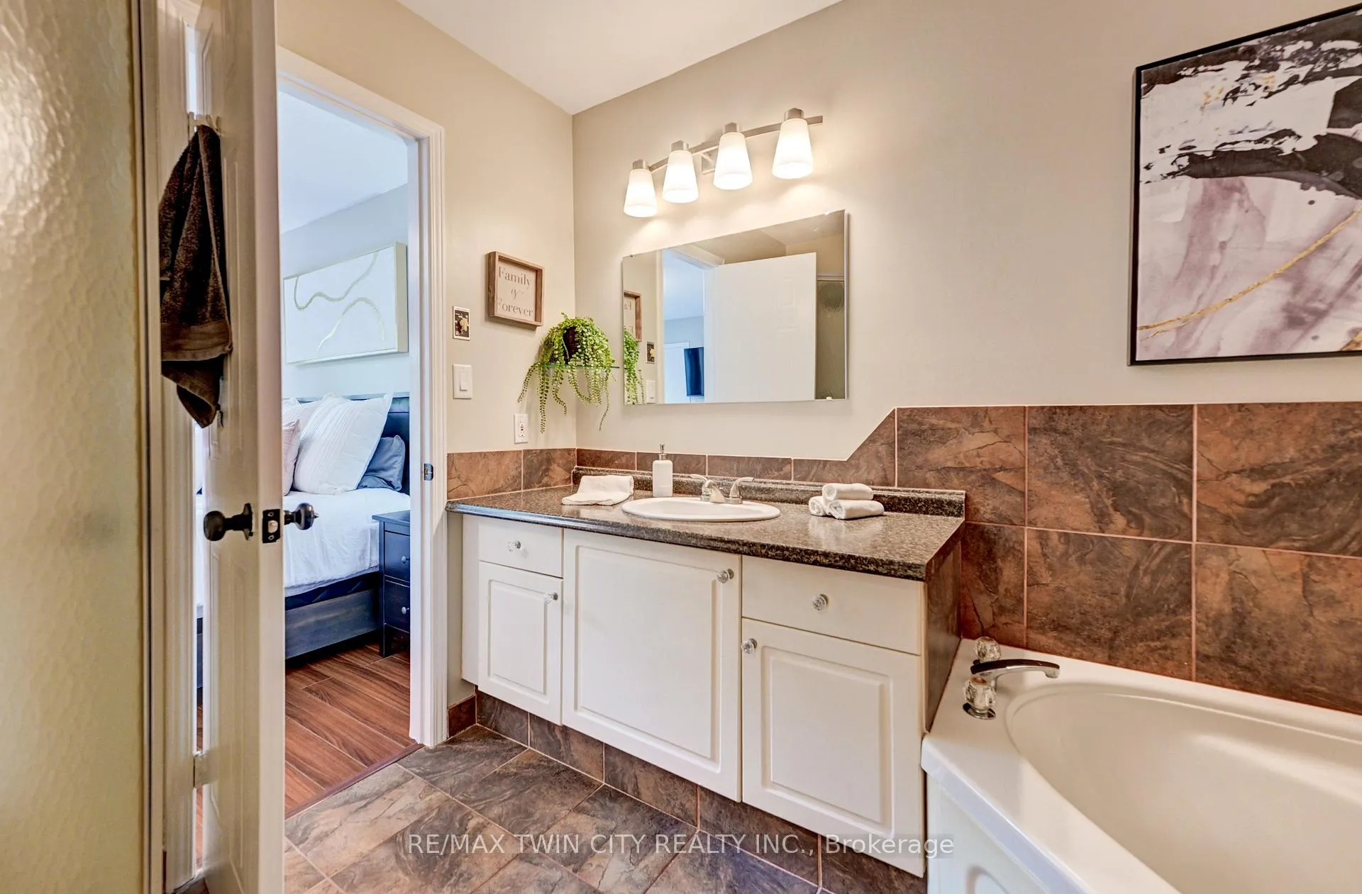Photo 16 of 15 Michelle Court, Waterloo — HOMEH