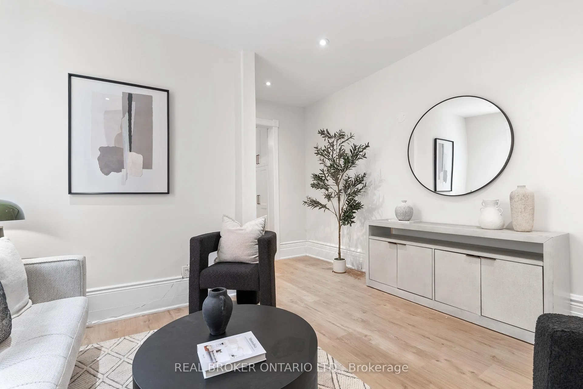 Photo 11 of 33 Lakeview Avenue, Toronto, Trinity-Bellwoods — HOMEH
