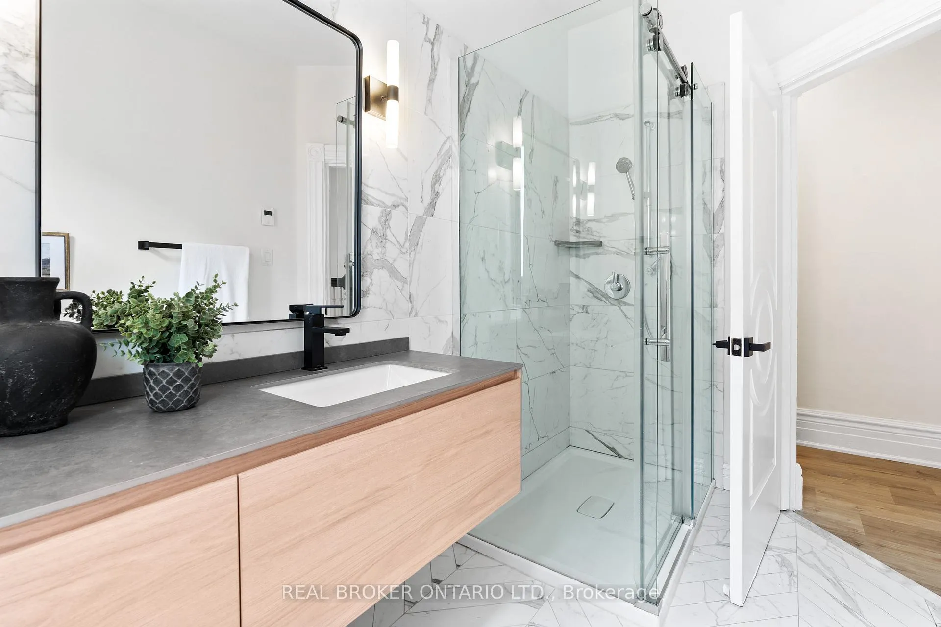 Photo 31 of 33 Lakeview Avenue, Toronto, Trinity-Bellwoods — HOMEH