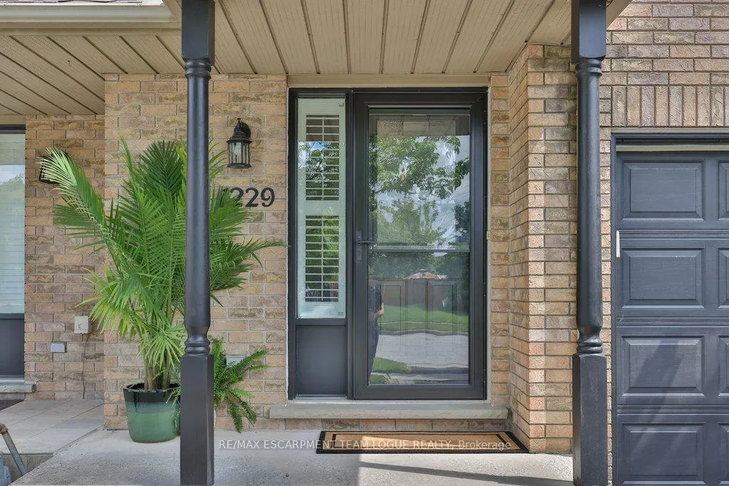 Photo 3 of 1229 Blanshard Drive, Burlington, Tansley — HOMEH