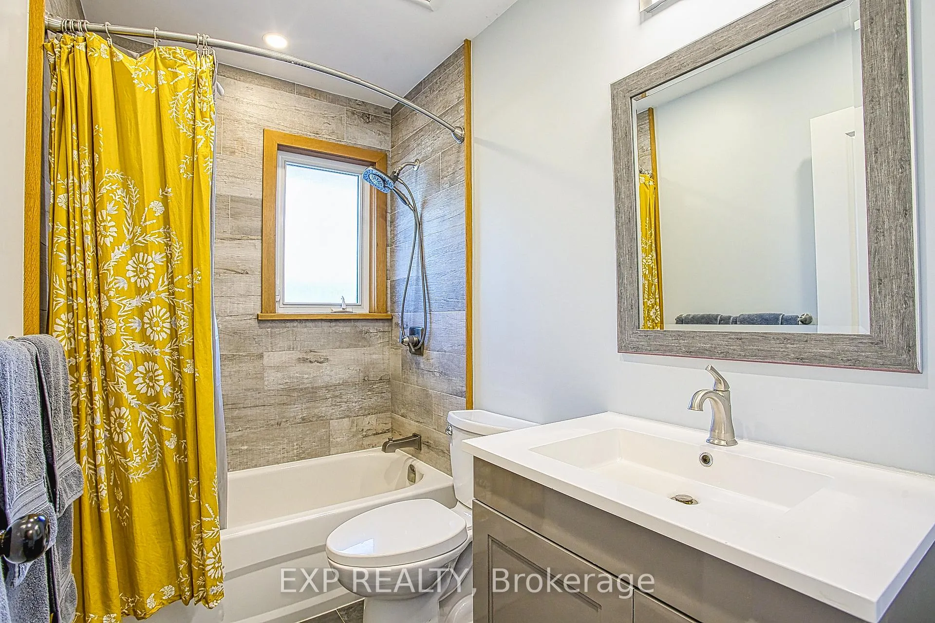 Photo 15 of 90 Prince Charles Drive, Halton Hills, Georgetown — HOMEH