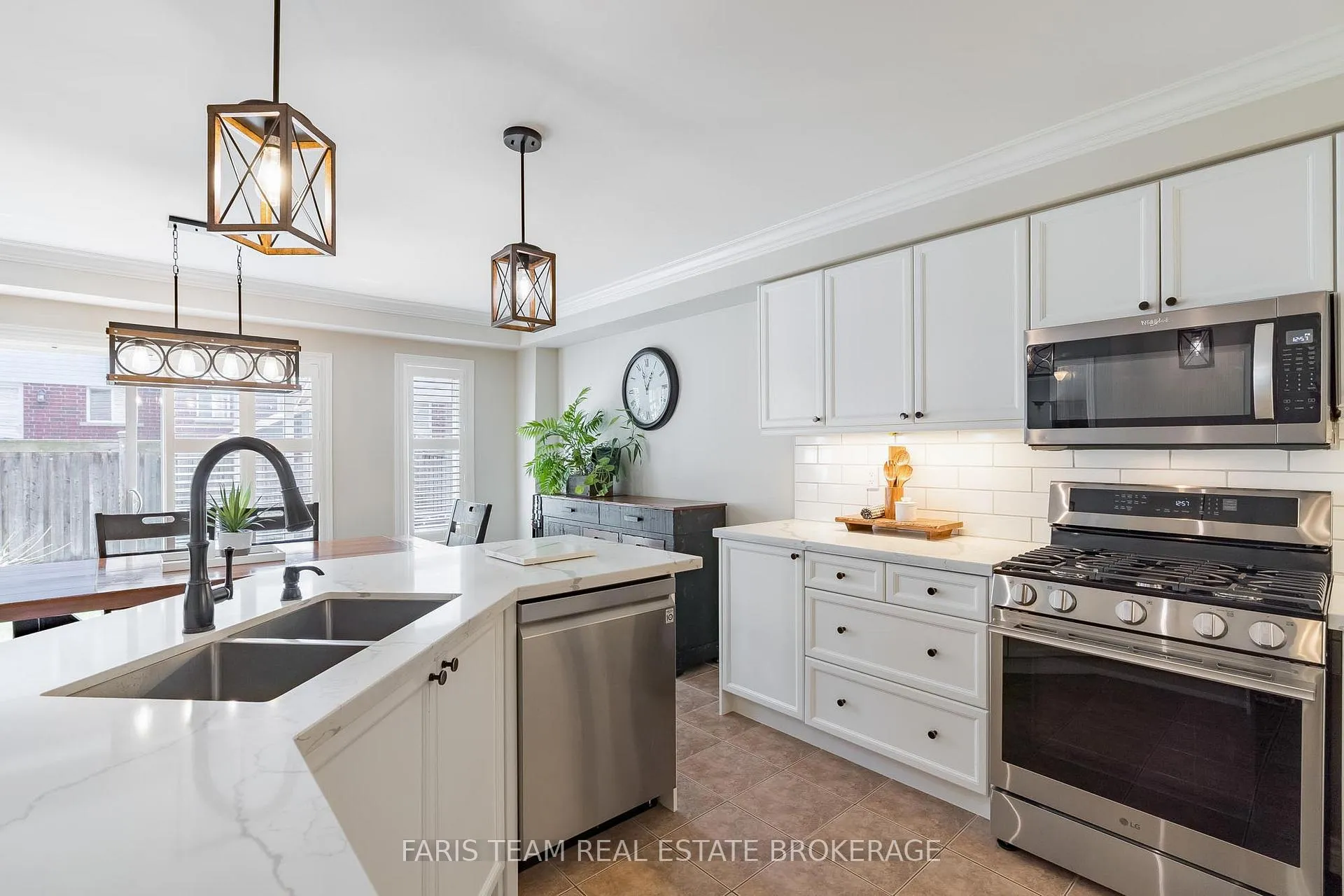 Photo 10 of 43 Maple Crown Terrace, Barrie, Innis-Shore — HOMEH