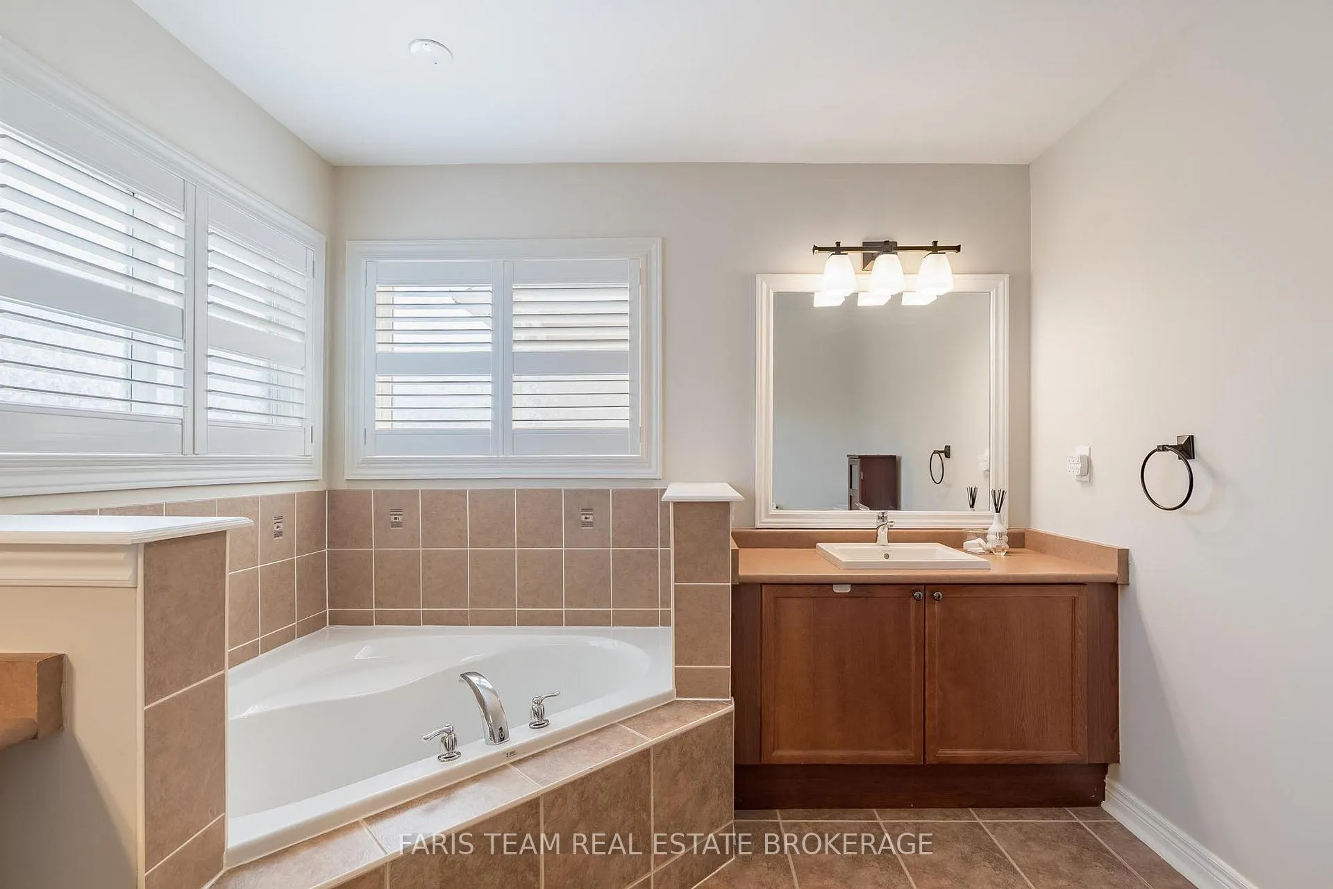 Photo 29 of 43 Maple Crown Terrace, Barrie, Innis-Shore — HOMEH