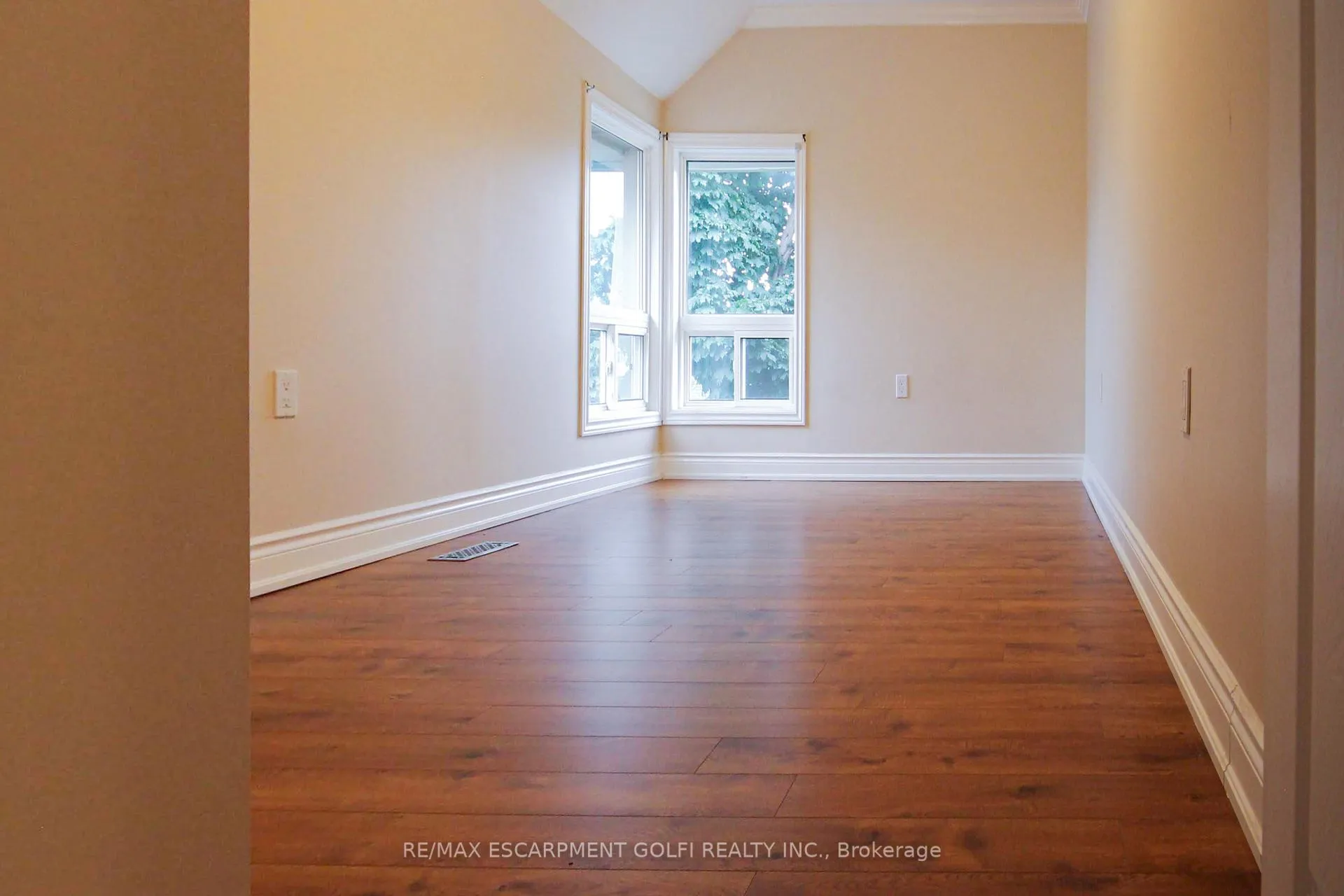 Photo 10 of 52 Cedar Avenue, Hamilton, Blakeley — HOMEH