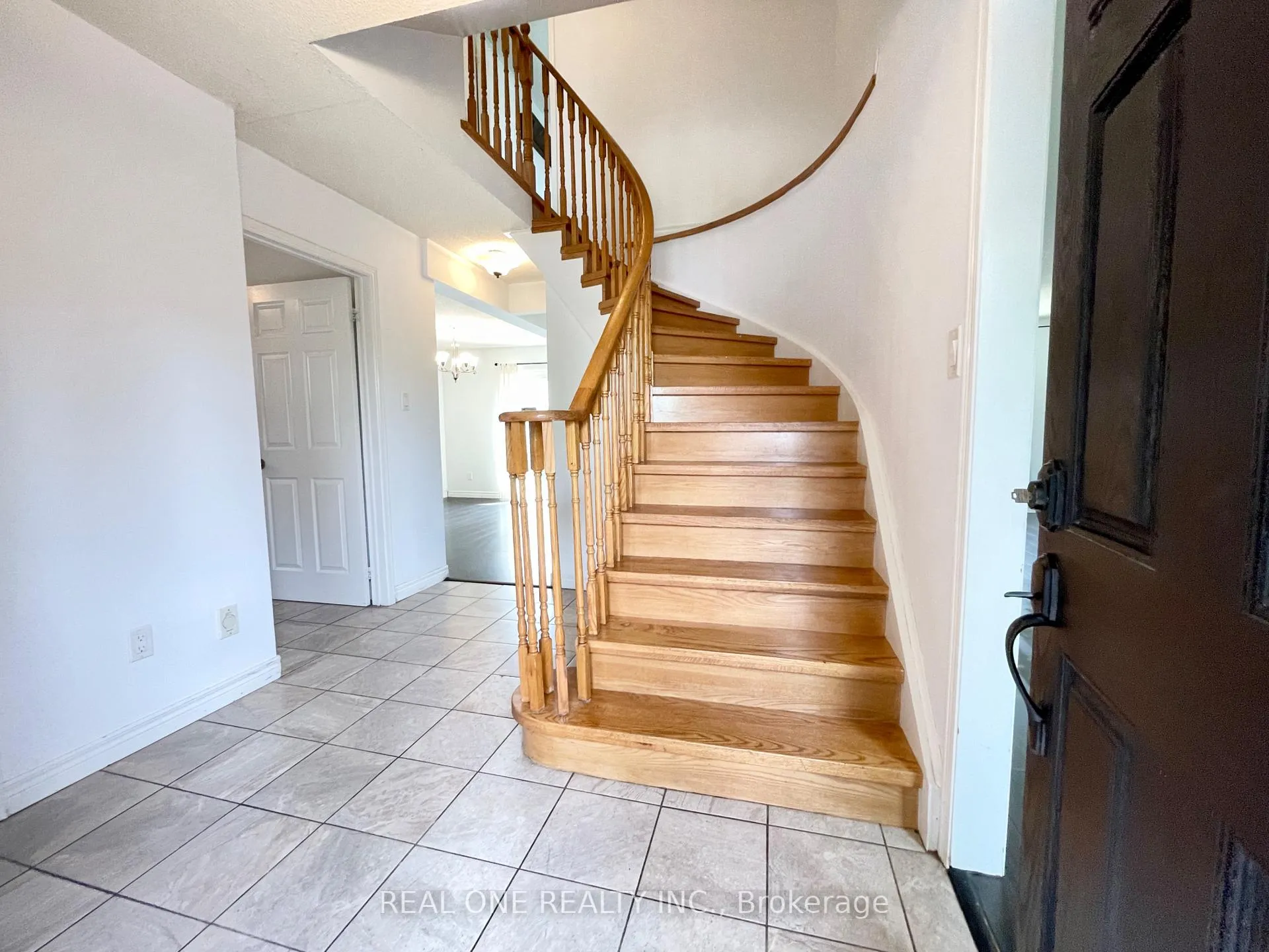 Photo 7 of 19 Blair Crescent, Barrie, Grove East — HOMEH