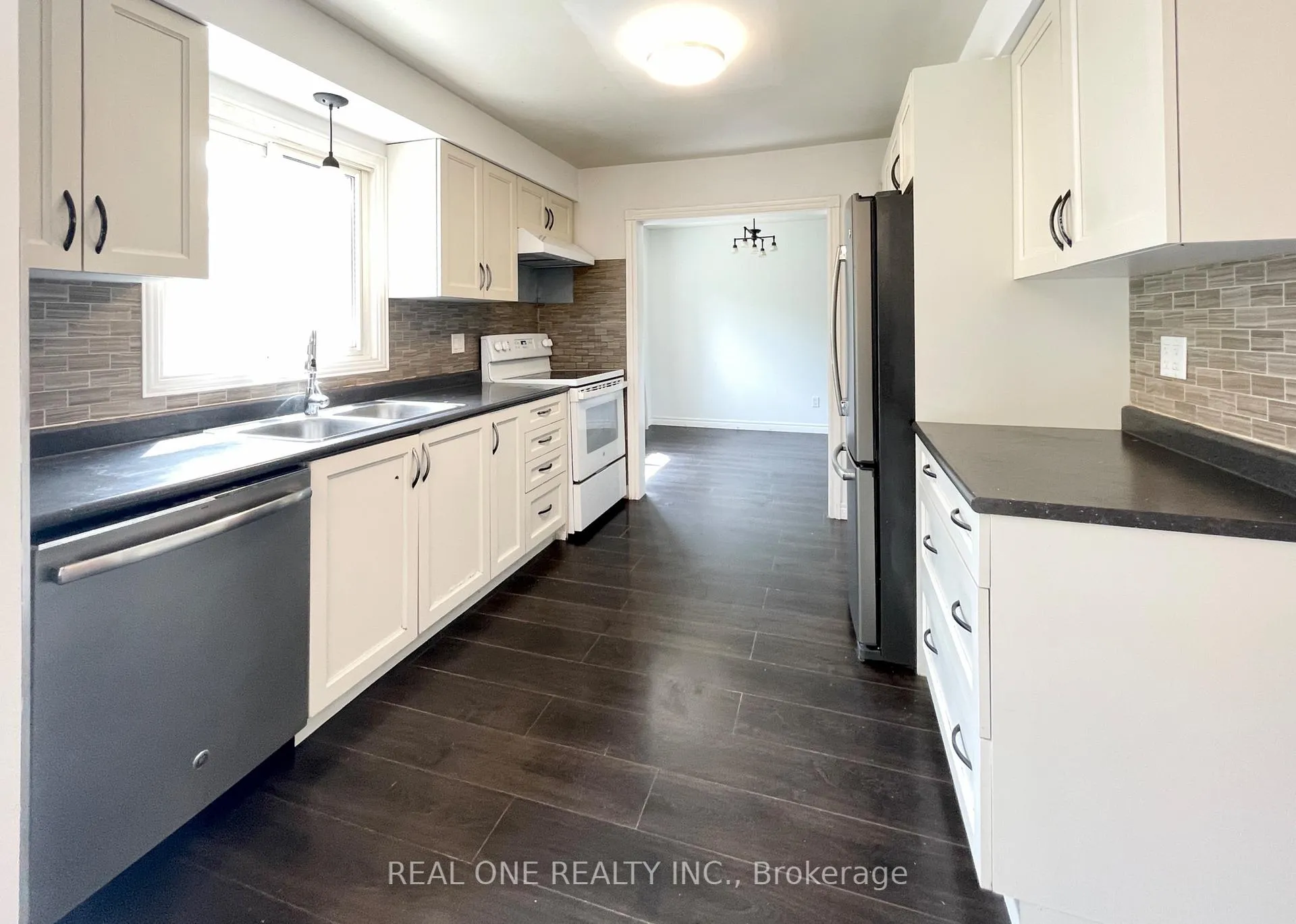 Photo 13 of 19 Blair Crescent, Barrie, Grove East — HOMEH