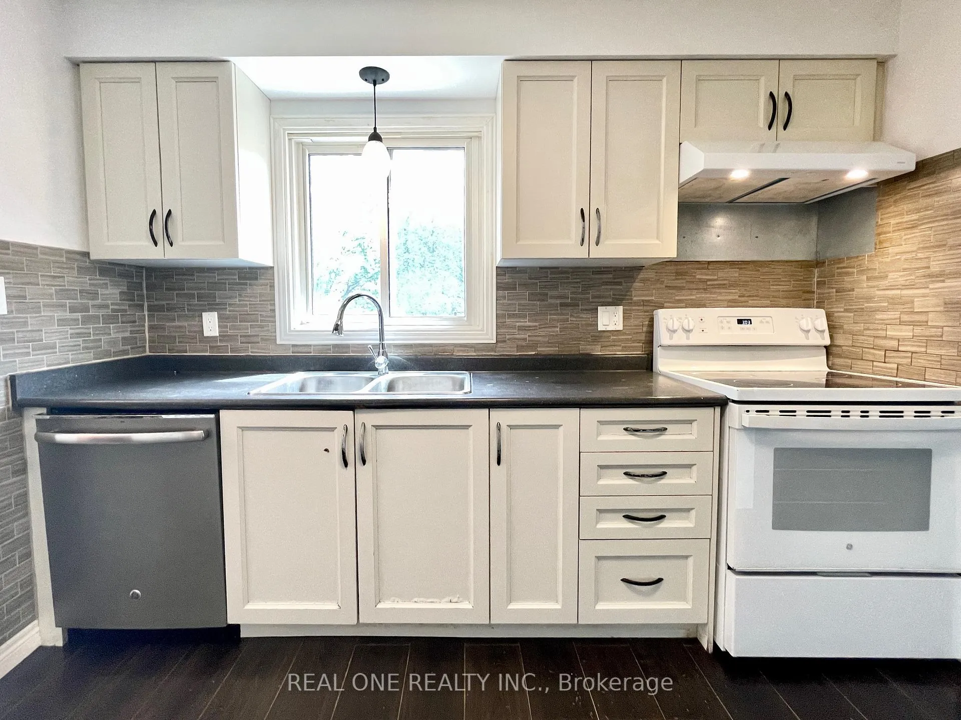 Photo 14 of 19 Blair Crescent, Barrie, Grove East — HOMEH