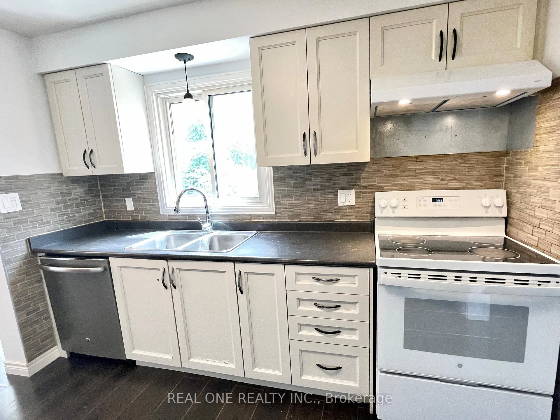 Photo 15 of 19 Blair Crescent, Barrie, Grove East — HOMEH