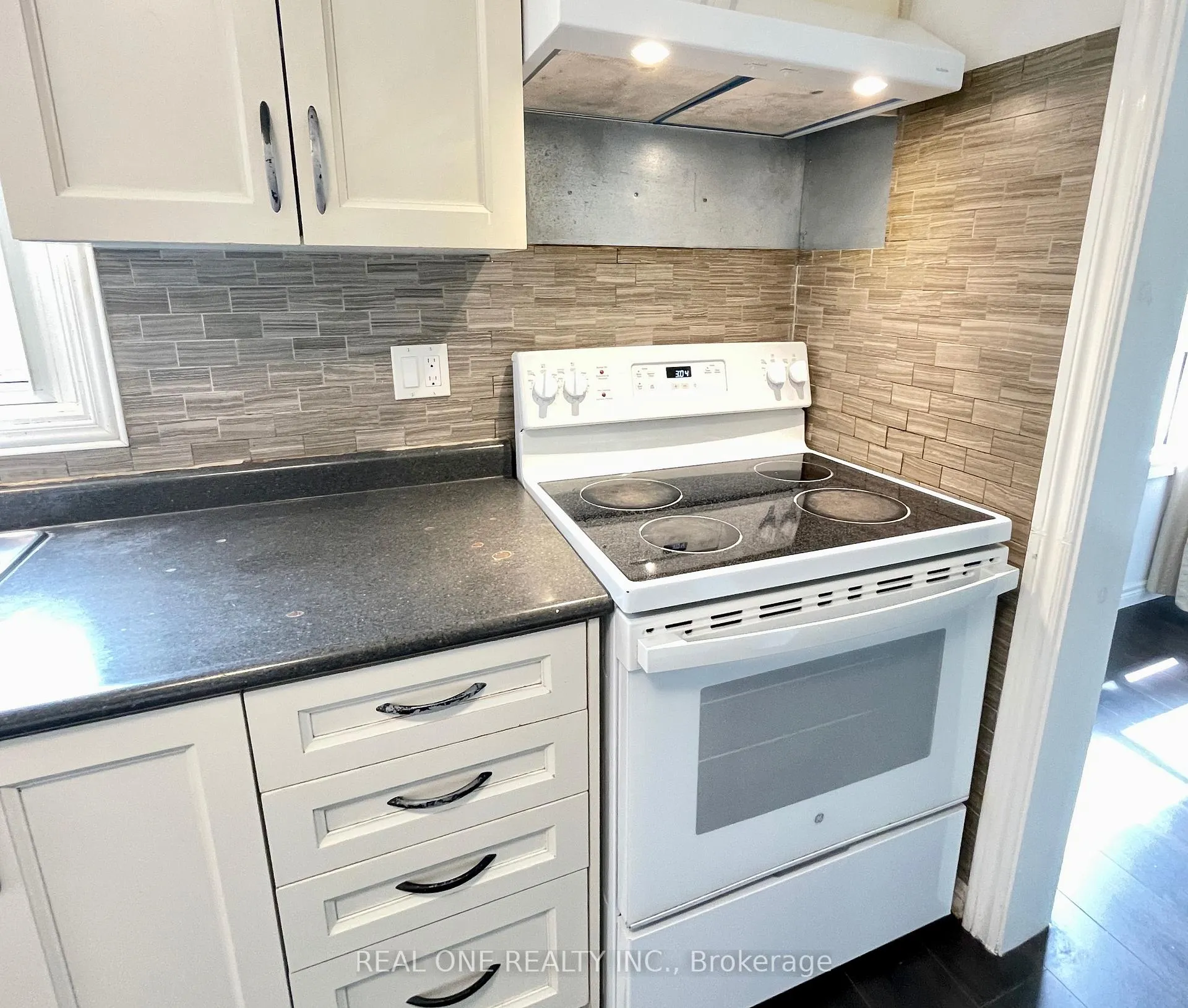 Photo 16 of 19 Blair Crescent, Barrie, Grove East — HOMEH