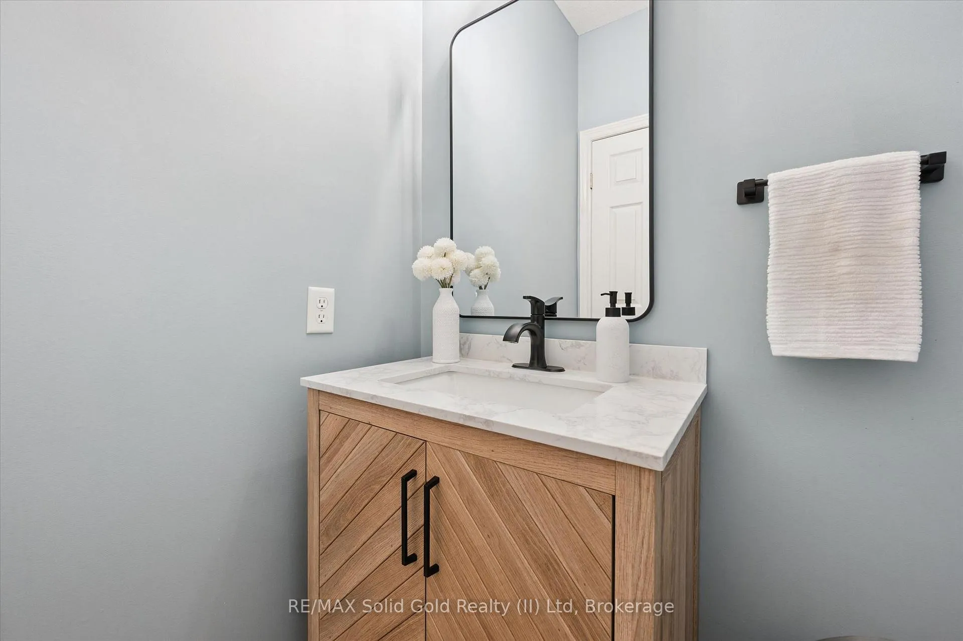 Photo 16 of 774 Chesapeake Drive, Waterloo — HOMEH