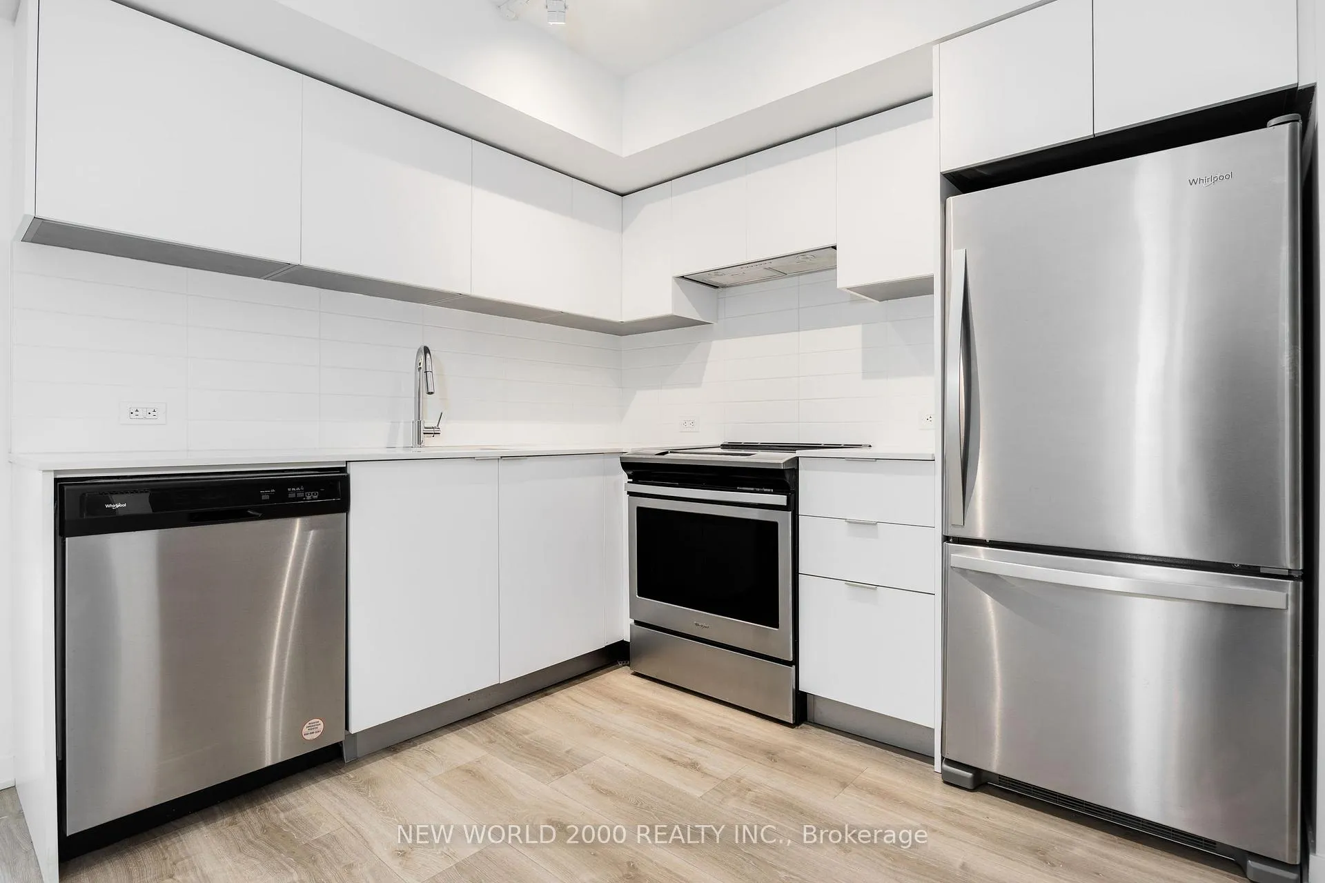 Photo 3 of Unit 2002, 101 Roehampton Avenue, Toronto, Mount Pleasant West — HOMEH