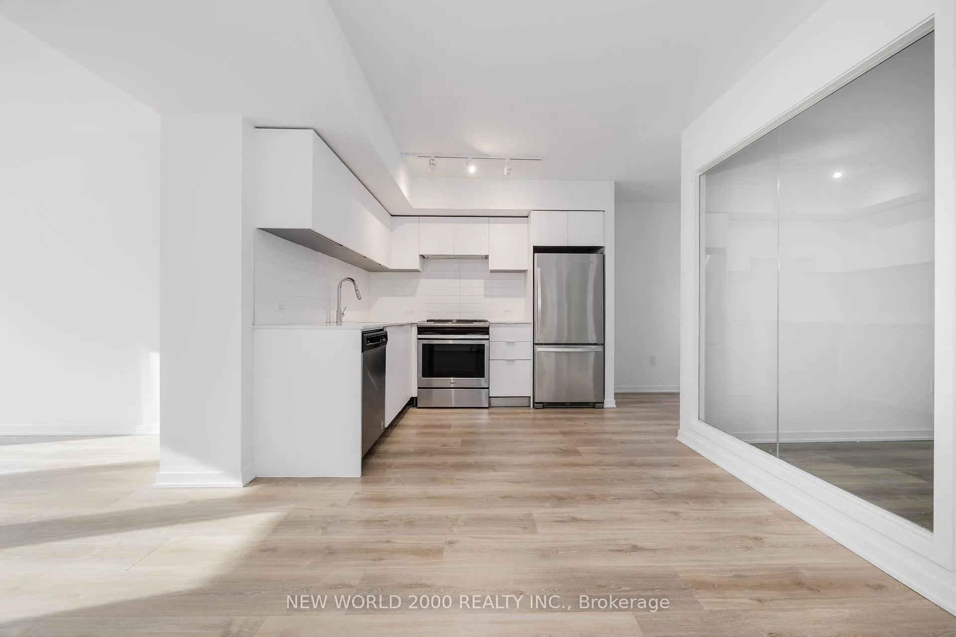 Photo 6 of Unit 2002, 101 Roehampton Avenue, Toronto, Mount Pleasant West — HOMEH
