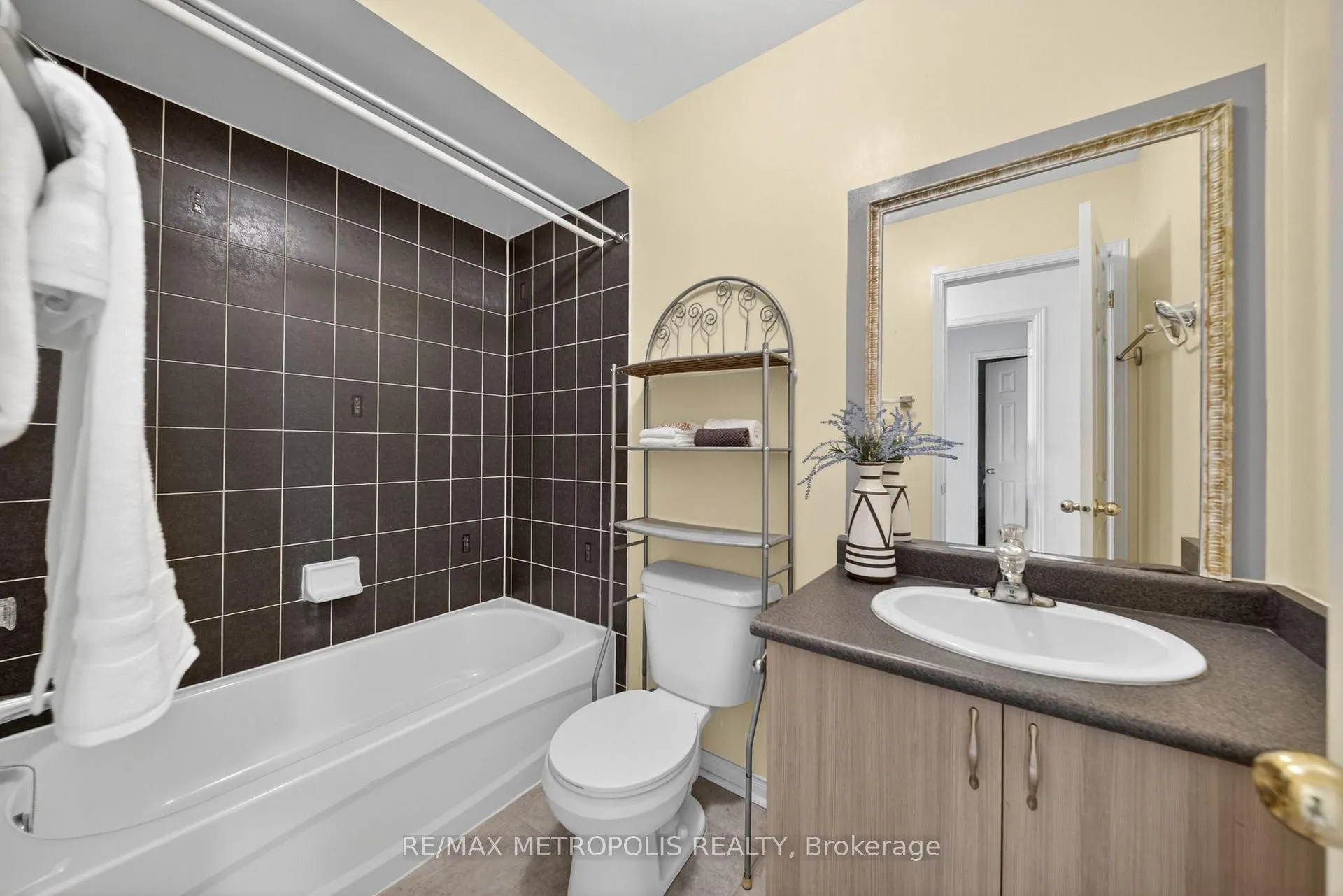 Photo 30 of 34 Michaelman Road, Ajax, South East — HOMEH