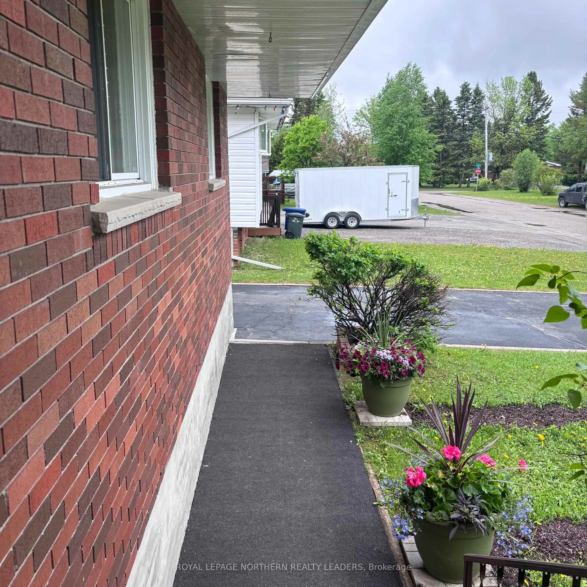 Photo 4 of 291 16th Avenue, Cochrane — HOMEH