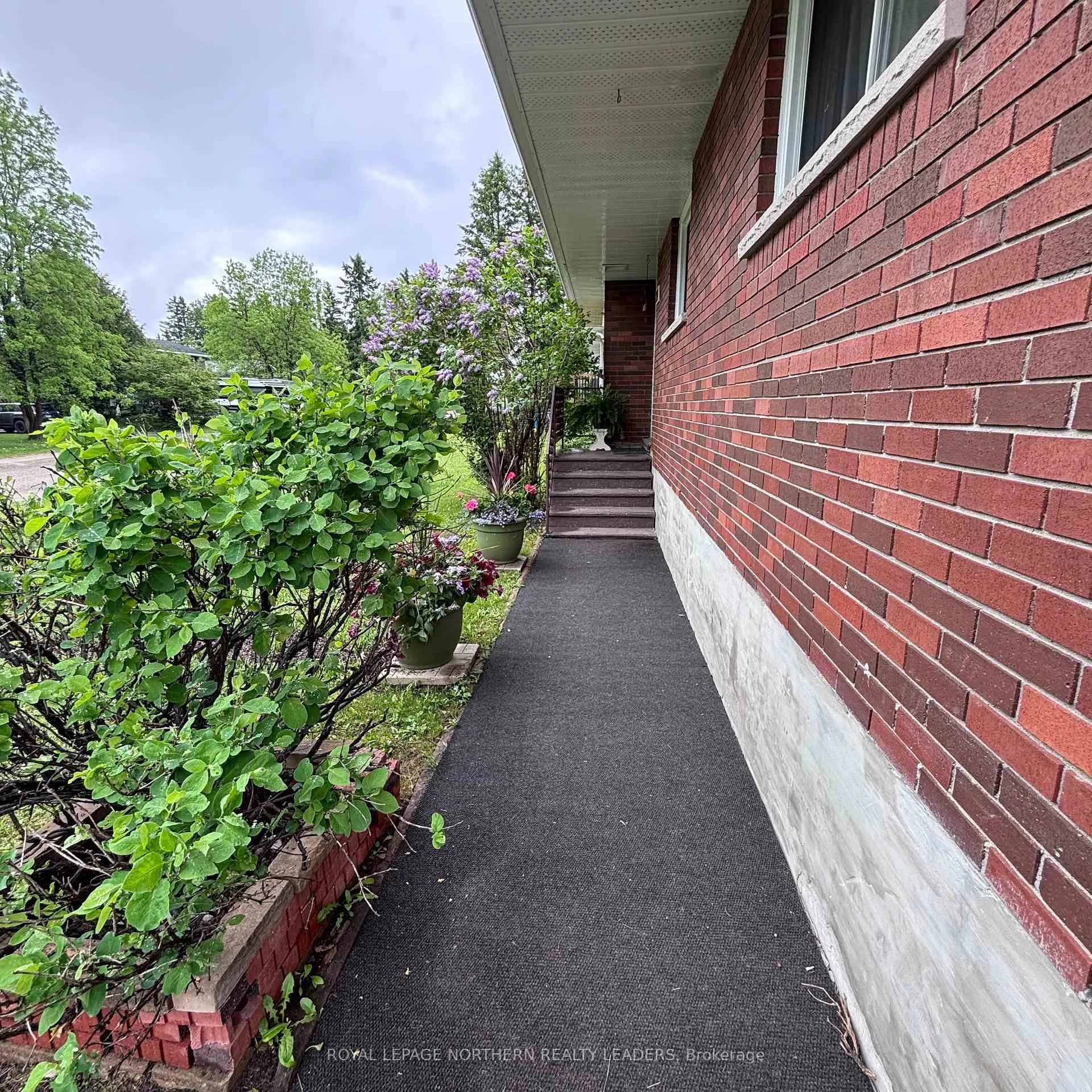 Photo 5 of 291 16th Avenue, Cochrane — HOMEH
