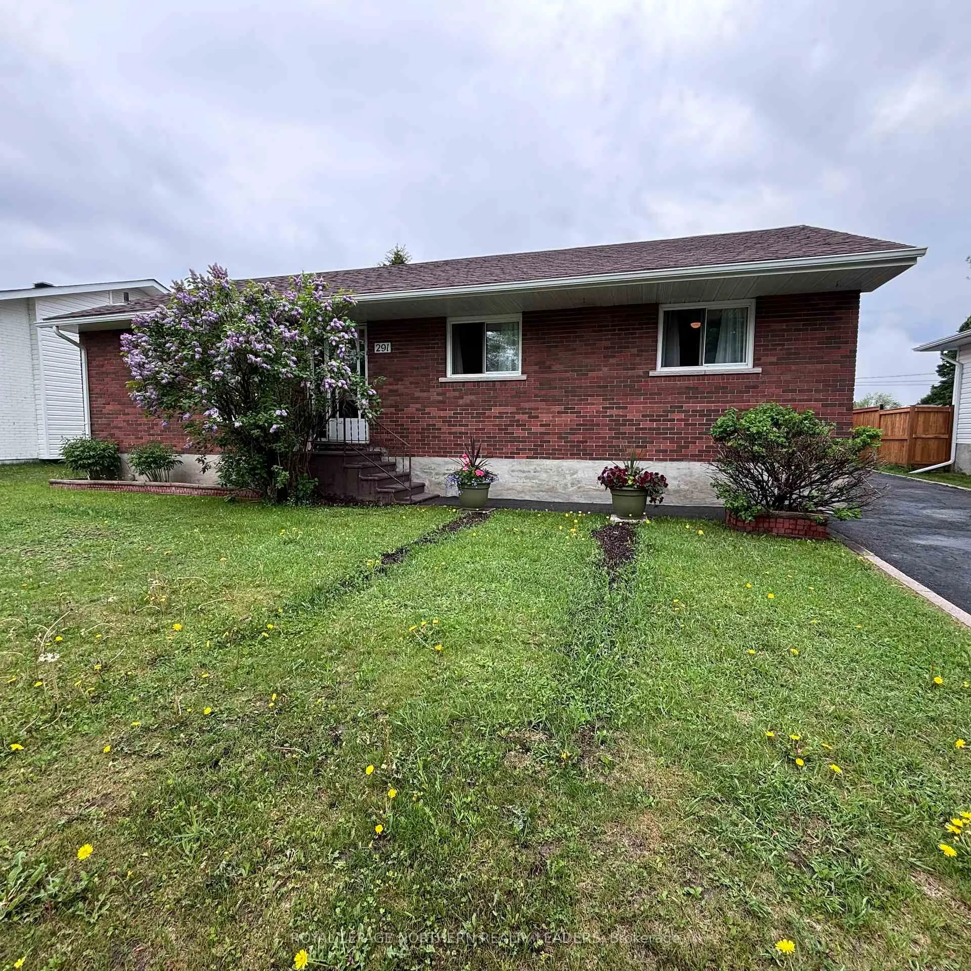 Photo 7 of 291 16th Avenue, Cochrane — HOMEH