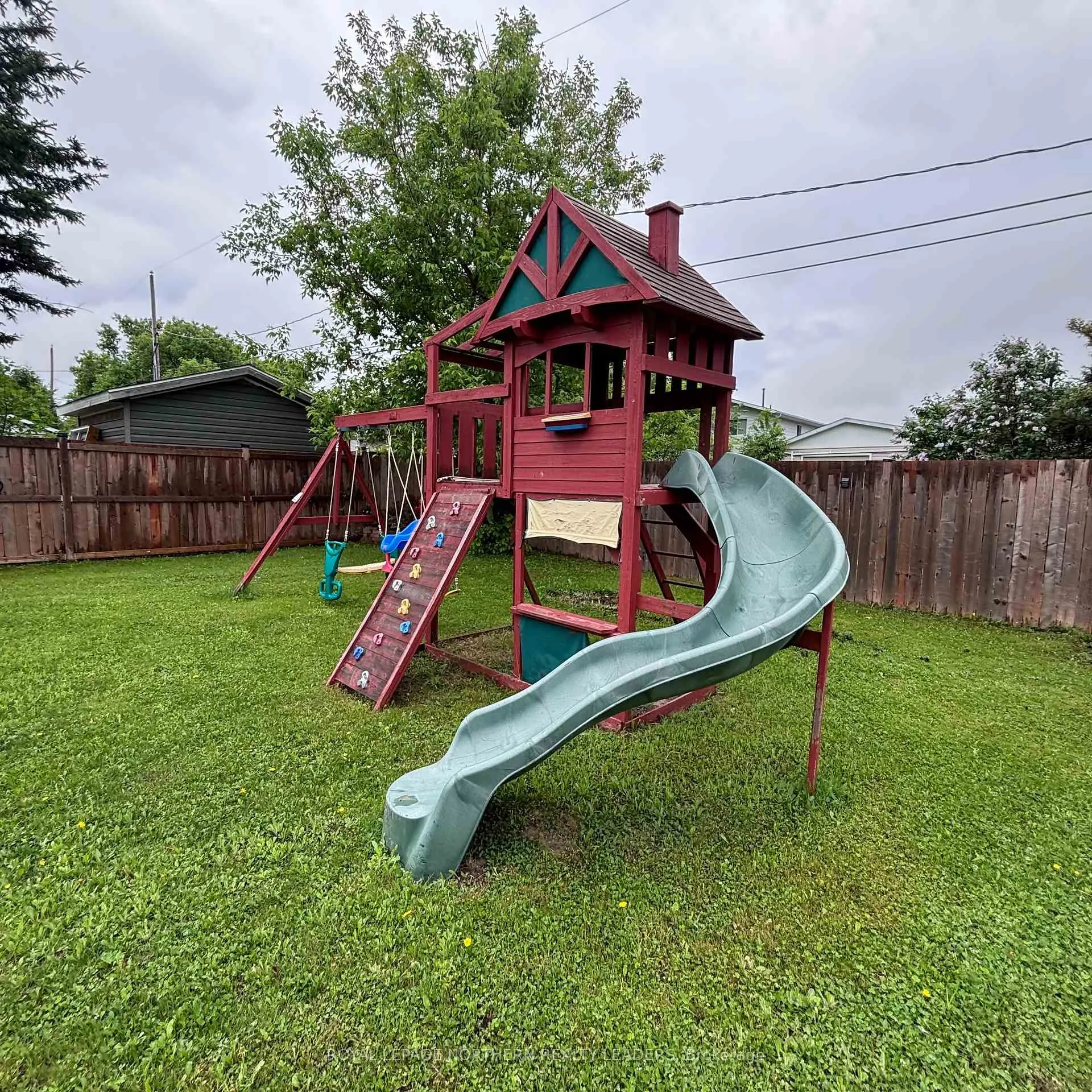 Photo 11 of 291 16th Avenue, Cochrane — HOMEH