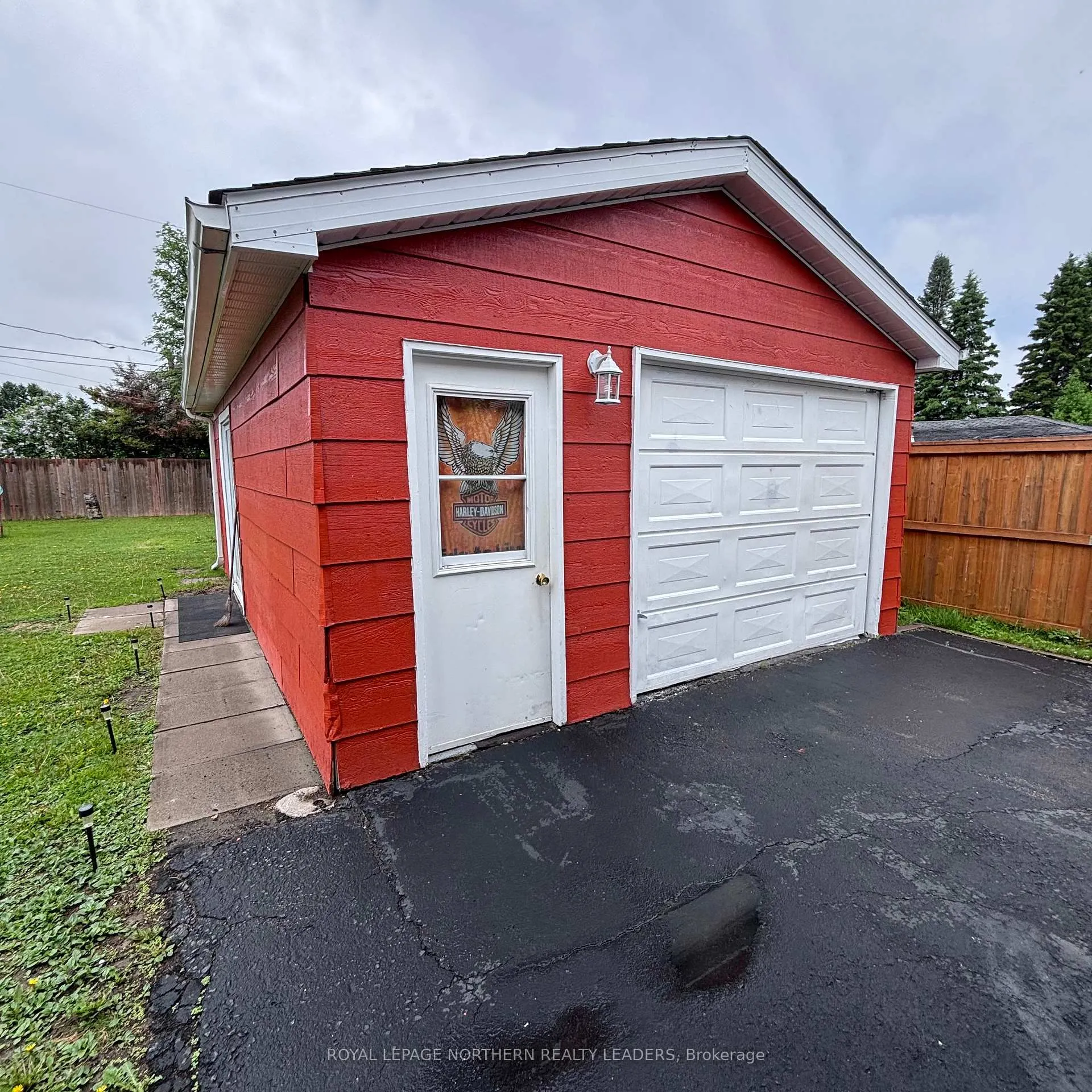 Photo 12 of 291 16th Avenue, Cochrane — HOMEH