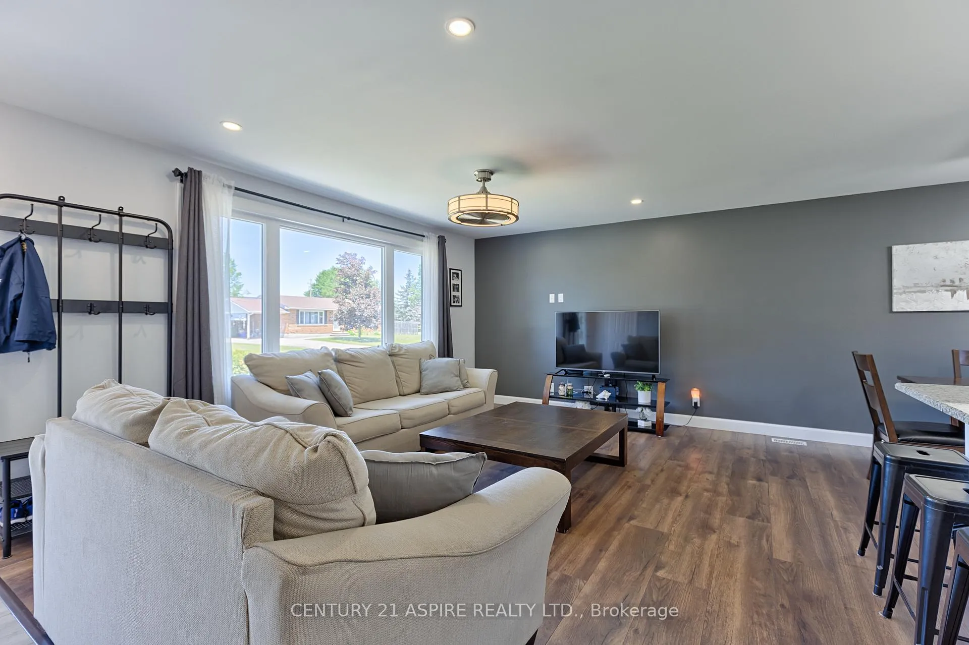Photo 5 of 17 Maple Avenue, Petawawa — HOMEH