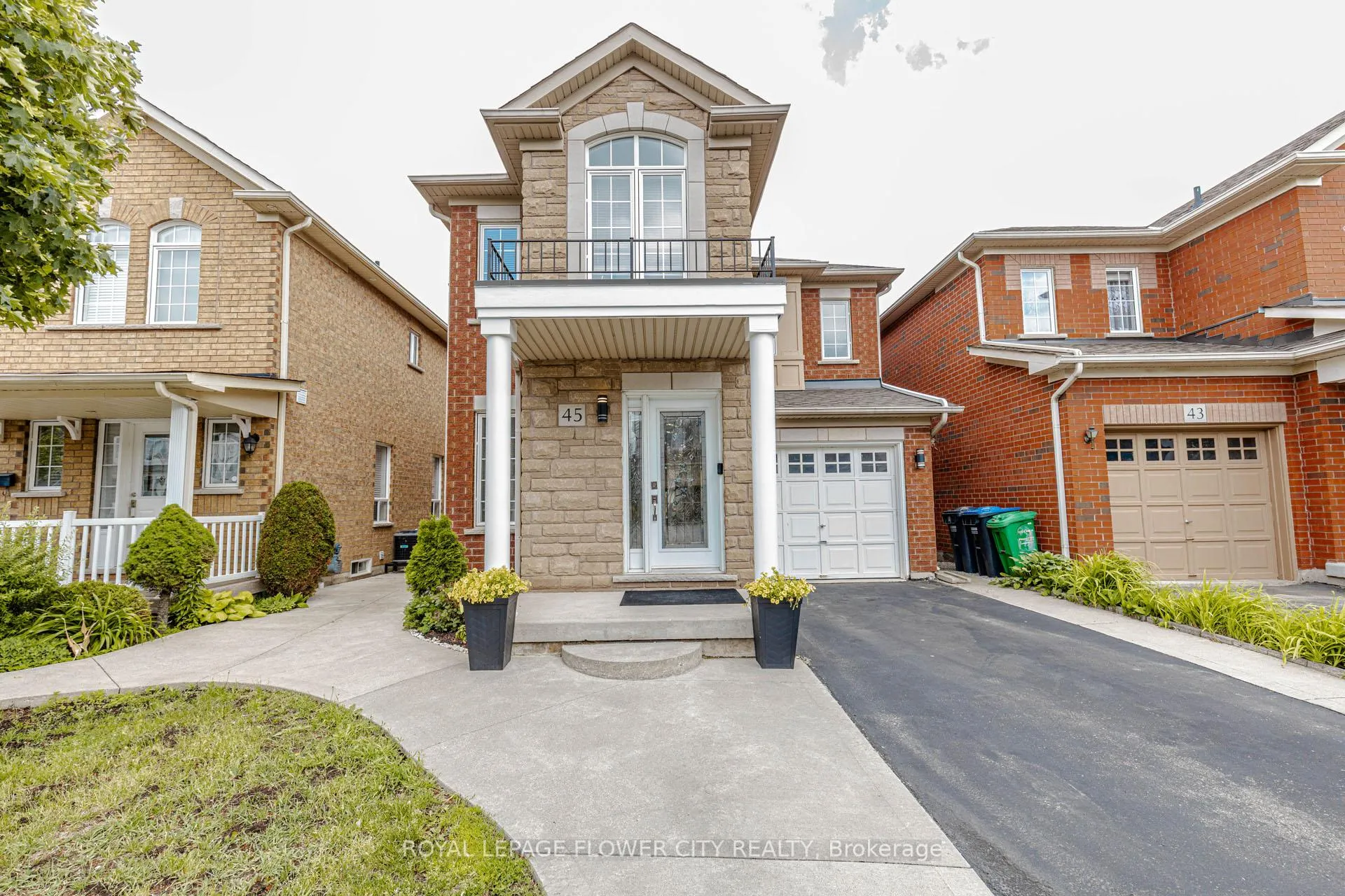 Photo 2 of 45 Penbridge Circle, Brampton, Fletcher's Meadow — HOMEH