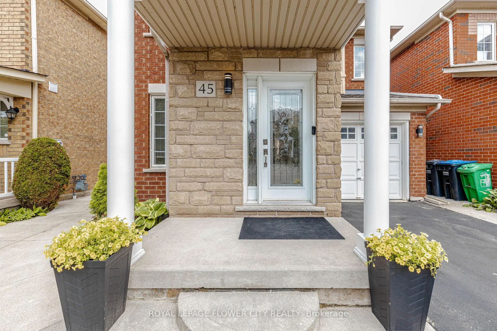 Photo 3 of 45 Penbridge Circle, Brampton, Fletcher's Meadow — HOMEH