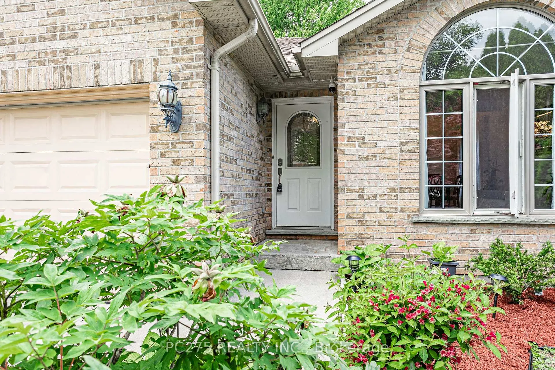 Photo 4 of 27 Jasmine Drive, London, North E — HOMEH