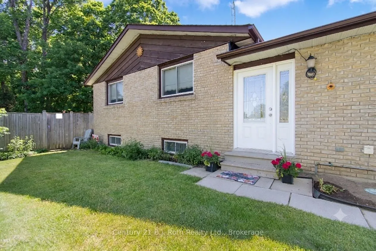 Photo 2 of 807 Cook Street, Innisfil, Rural Innisfil — HOMEH
