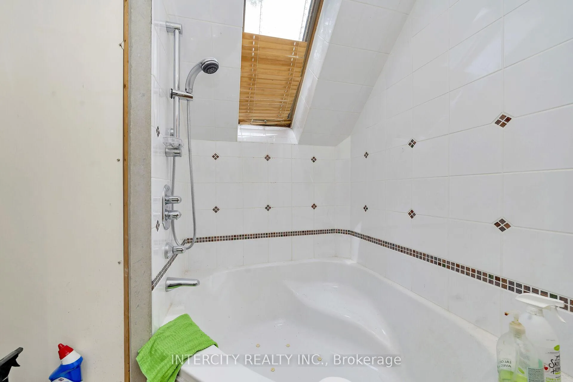 Photo 18 of 104 Allingham Gardens, North York, Clanton Park — HOMEH