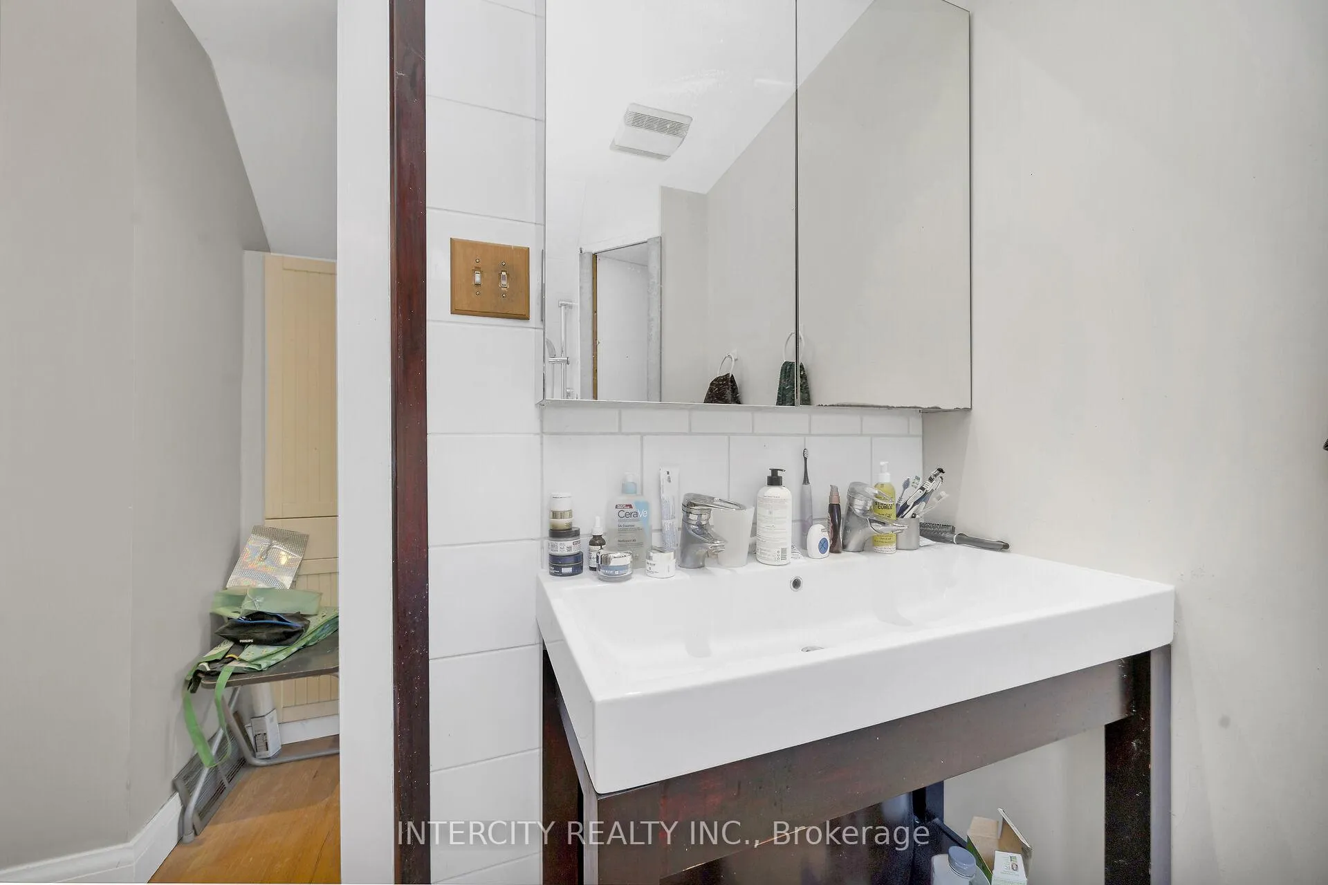 Photo 19 of 104 Allingham Gardens, North York, Clanton Park — HOMEH