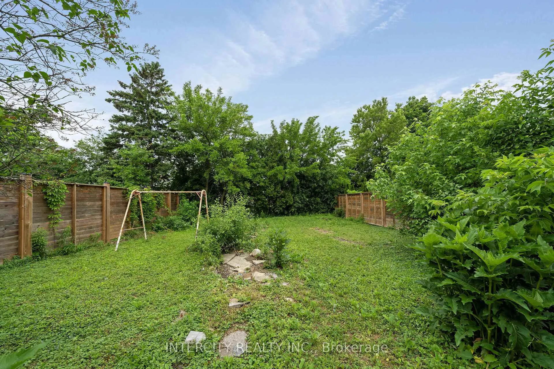 Photo 24 of 104 Allingham Gardens, North York, Clanton Park — HOMEH