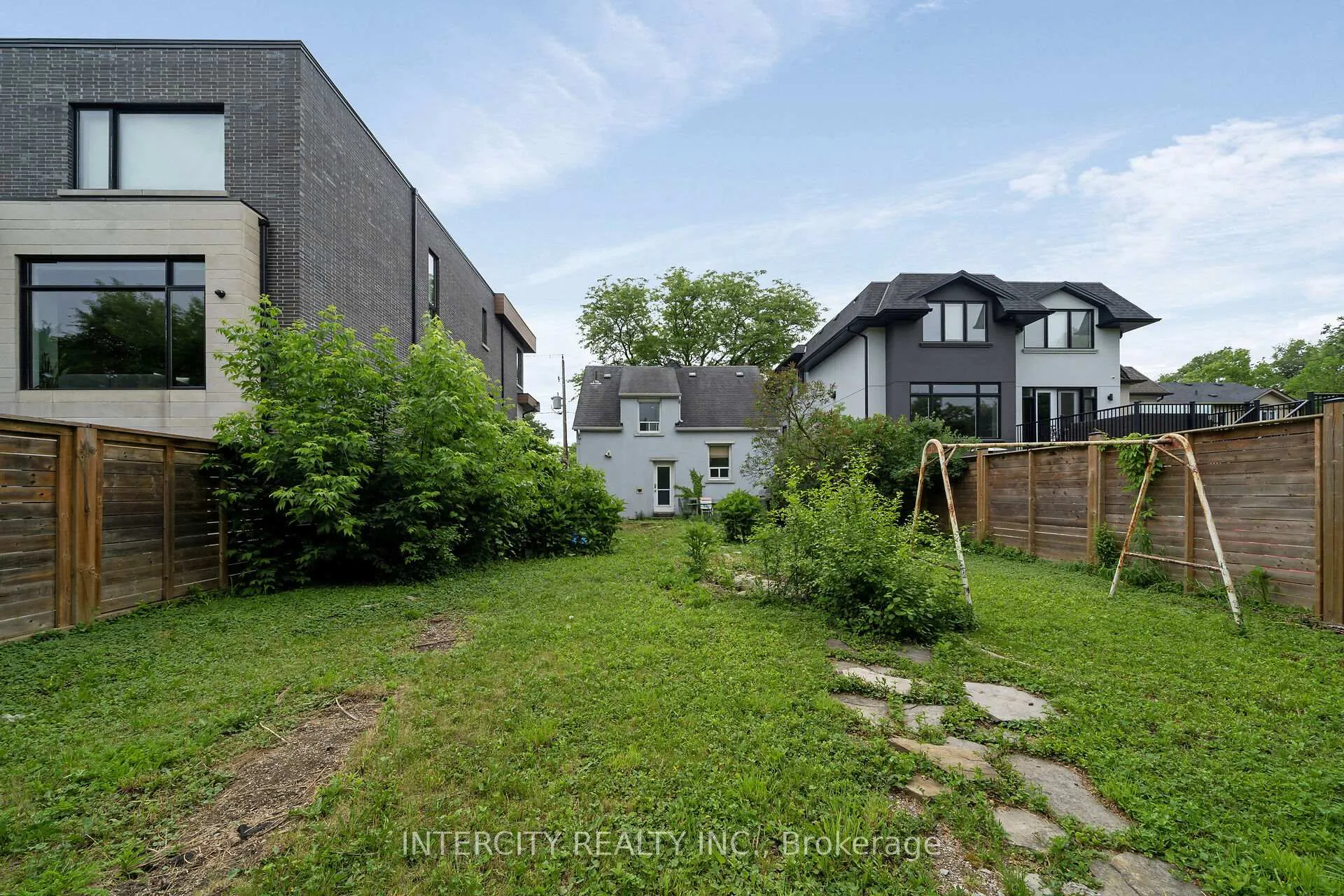 Photo 25 of 104 Allingham Gardens, North York, Clanton Park — HOMEH