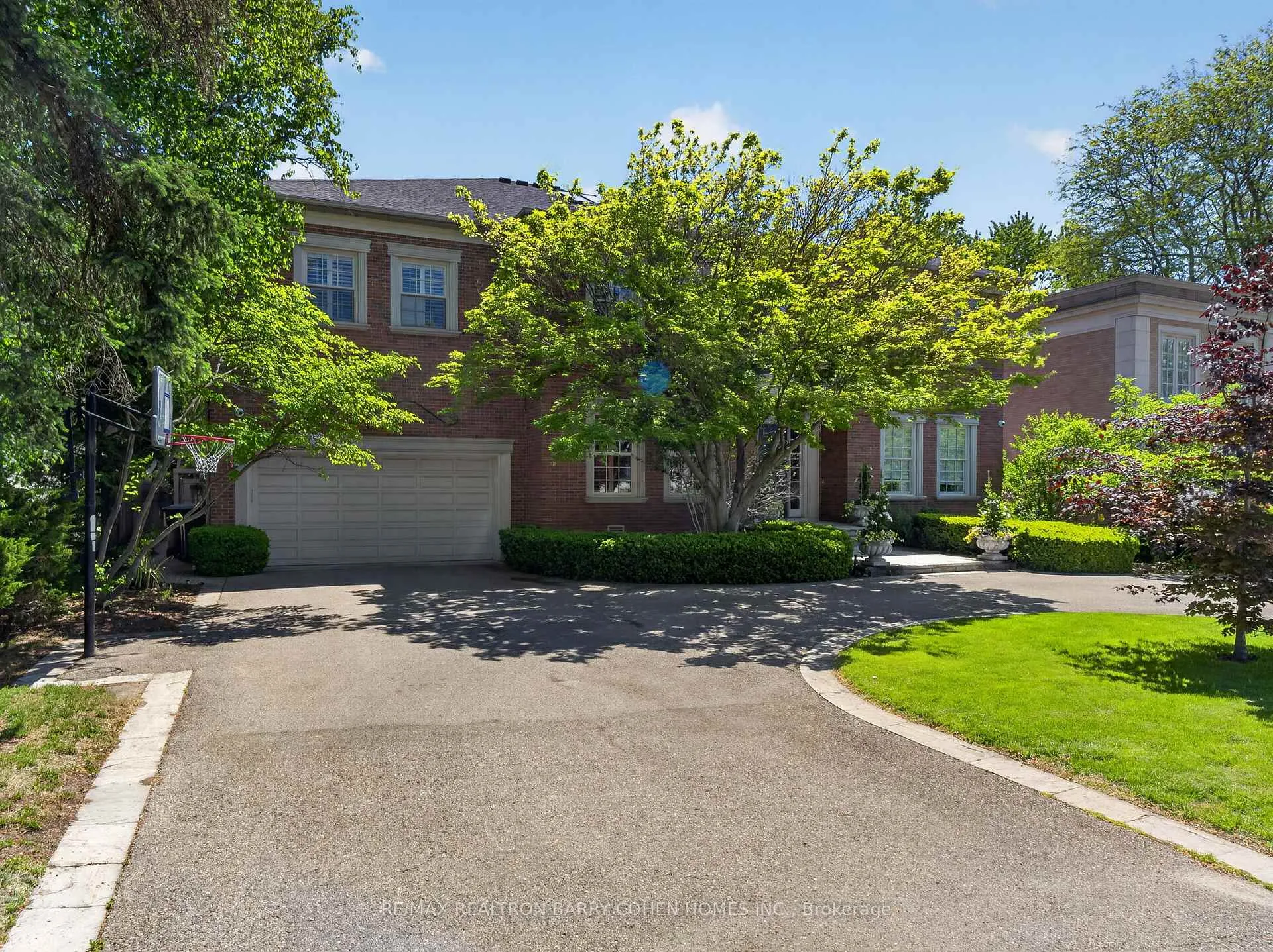 Photo 2 of 3 Vernham Court, North York, St. Andrew-Windfields — HOMEH