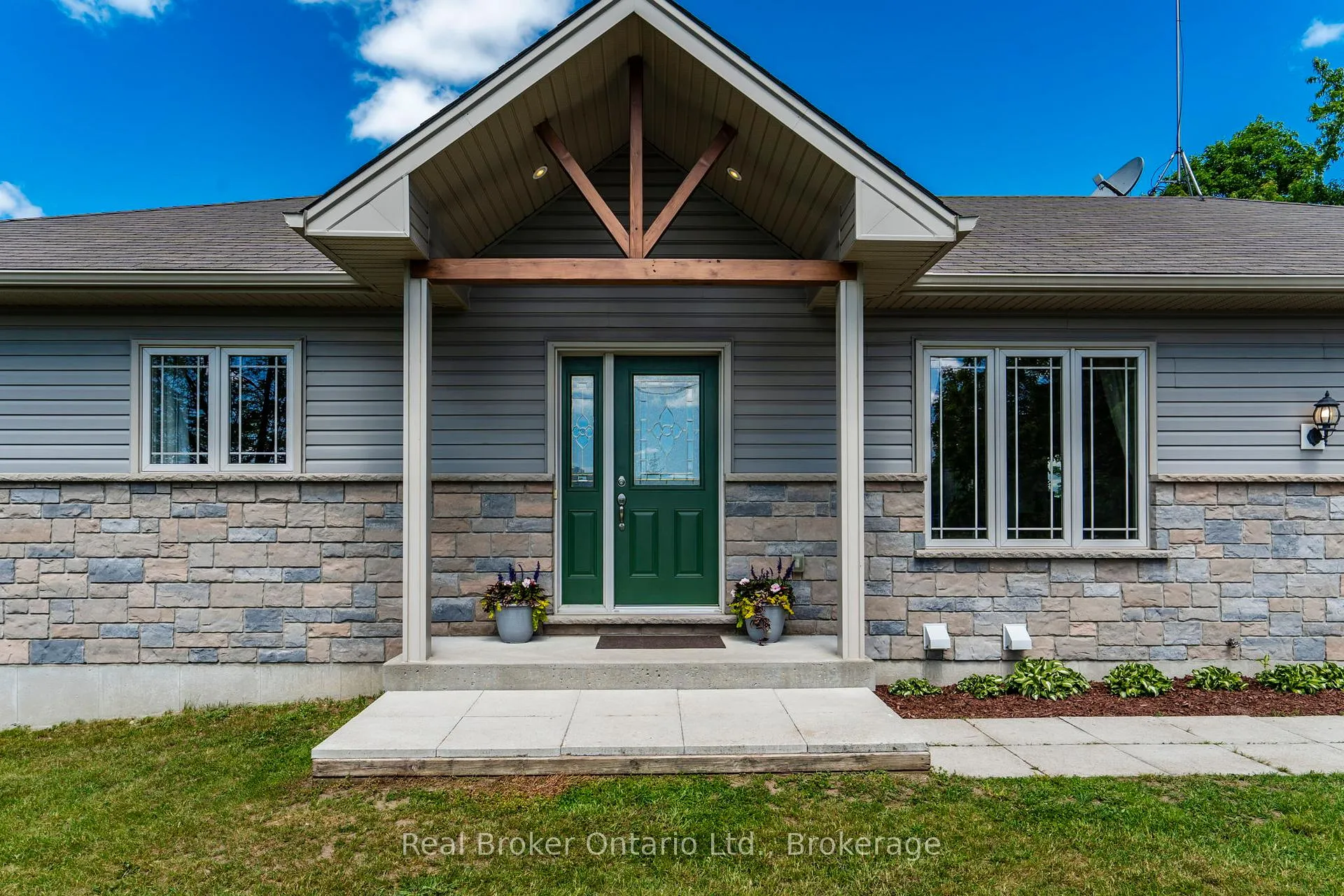 Photo 2 of 4984 Vasey Road, Tay, Rural Tay — HOMEH